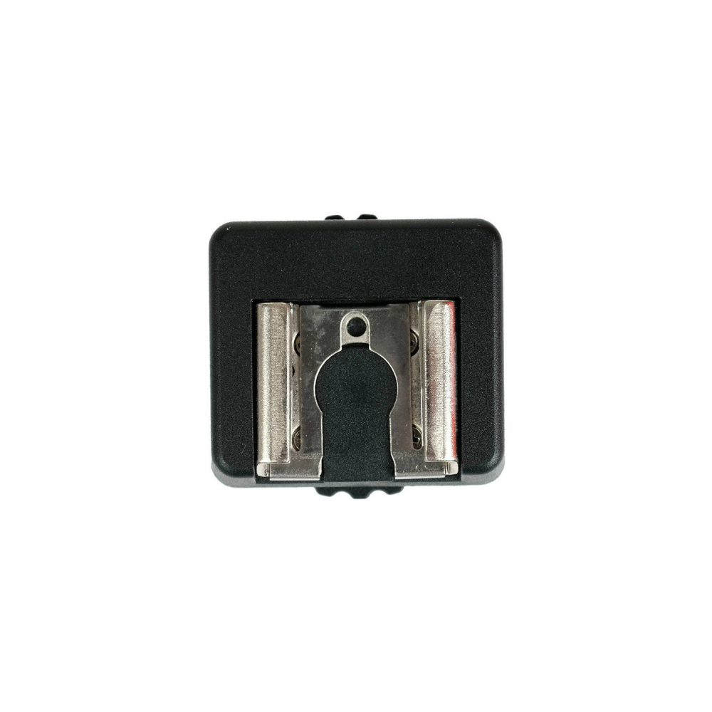 Een zwarte flitsschoenadapter met metalen rails voor camera's.