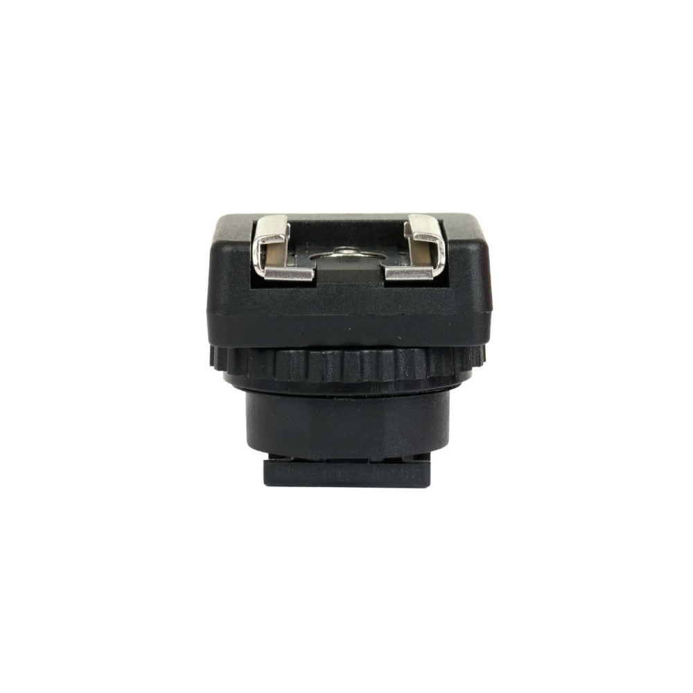 Een zwarte hot shoe adapter met zilveren metalen contacten op witte achtergrond.