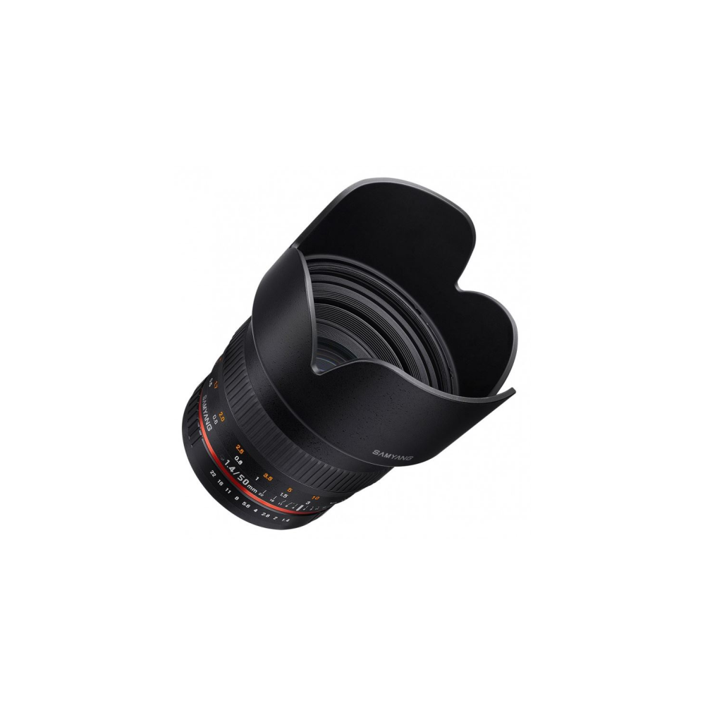 Un obiettivo per fotocamera Samyang nero 1,4/50mm con paraluce attaccato, su sfondo bianco.