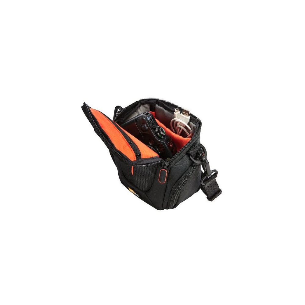 Schwarze Kameratasche mit offenem Fach und orangefarbenem Innenfutter, Kamera und Kabel darin.