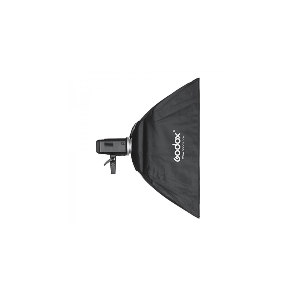 Ein Studioblitz mit einem schwarzen Godox-Softbox-Diffusor auf weißem Hintergrund.