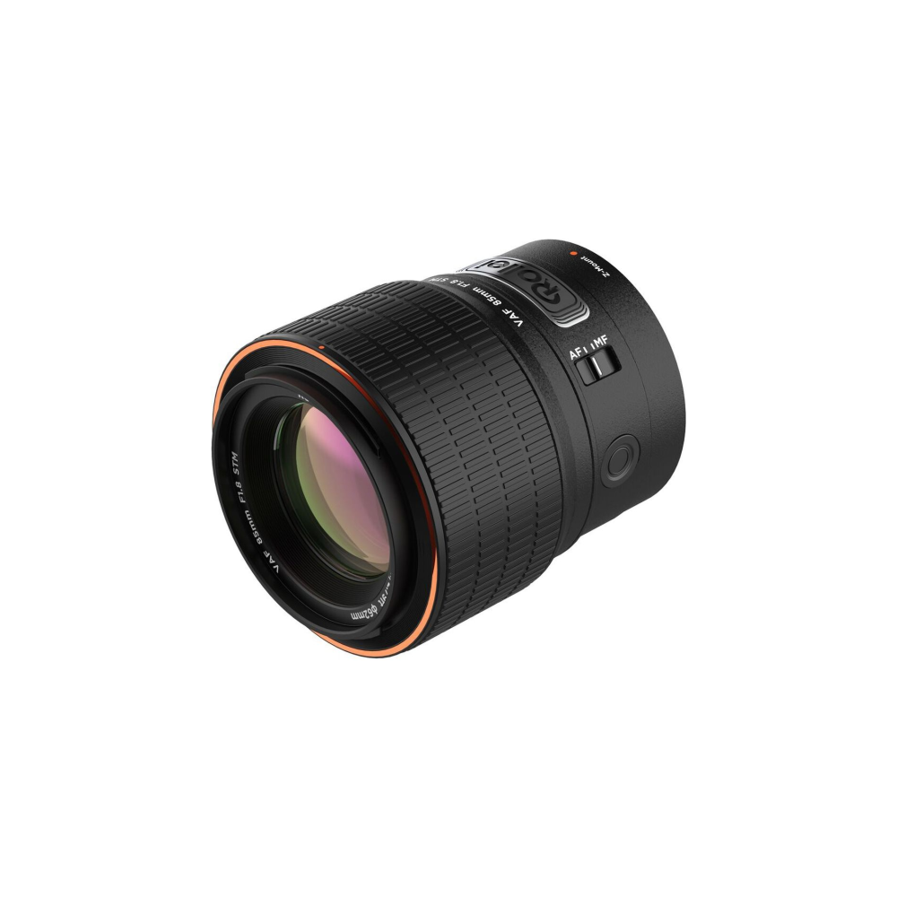 Un obiettivo per fotocamera nero con anello arancione ed etichette.