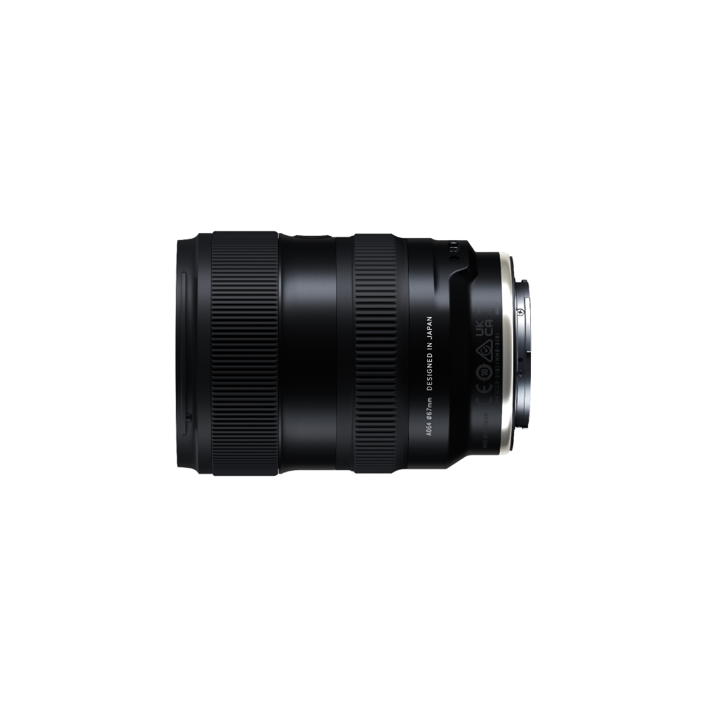 Zwarte cameralens met "Designed in Japan" en "67mm" tekst. Witte achtergrond.