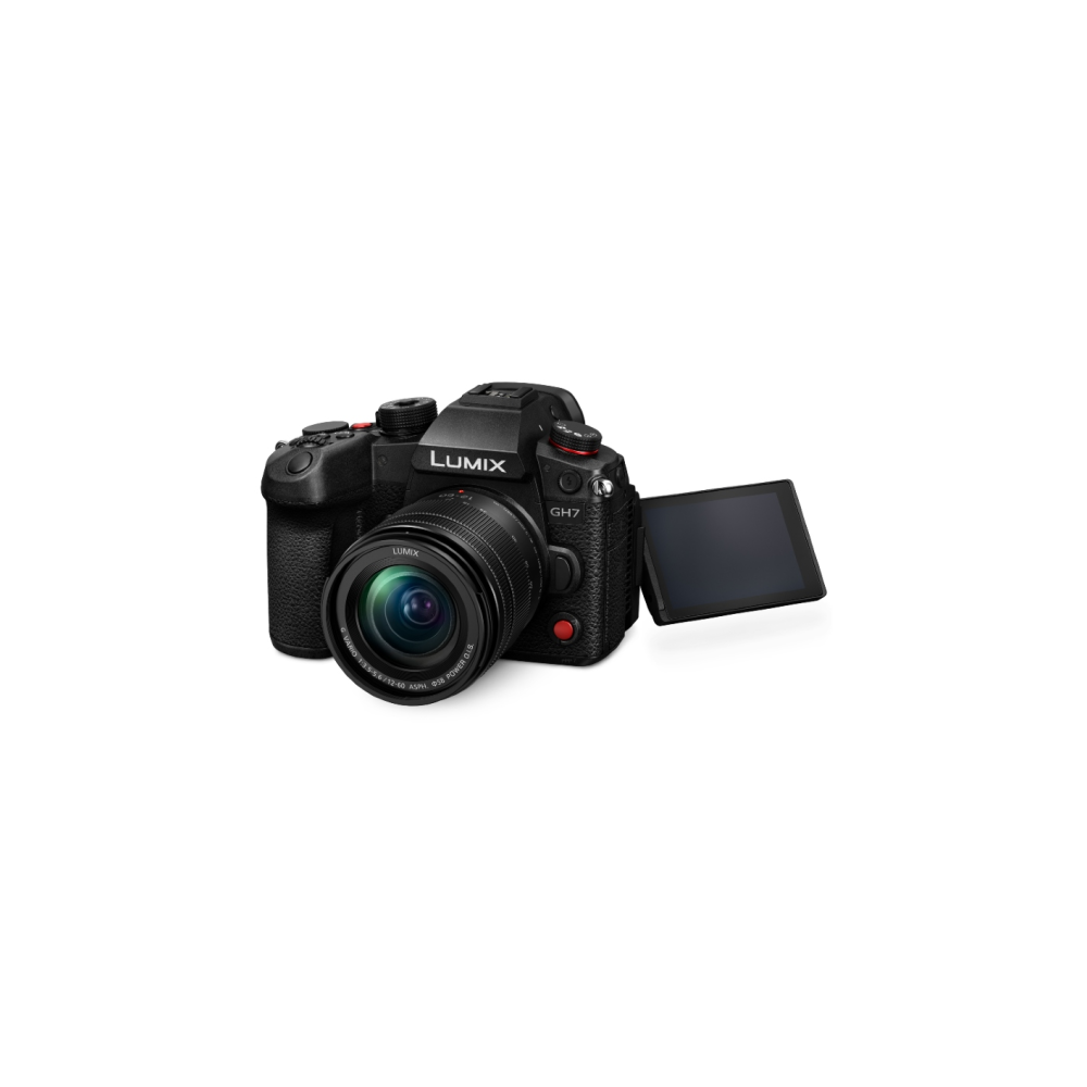 Schwarze Lumix GH7 Kamera mit geöffnetem Bildschirm und Objektiv.