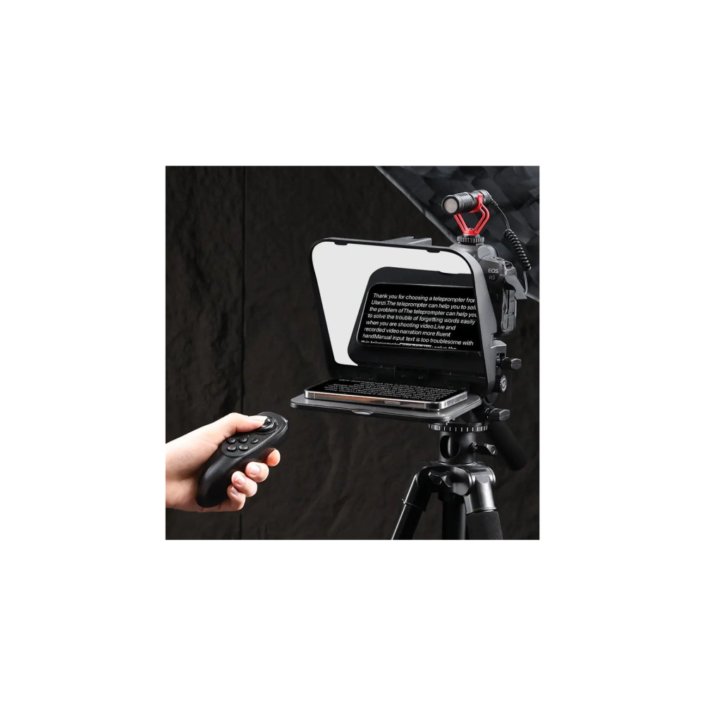 Een teleprompter-opstelling met smartphone, microfoon en afstandsbediening op statief.
