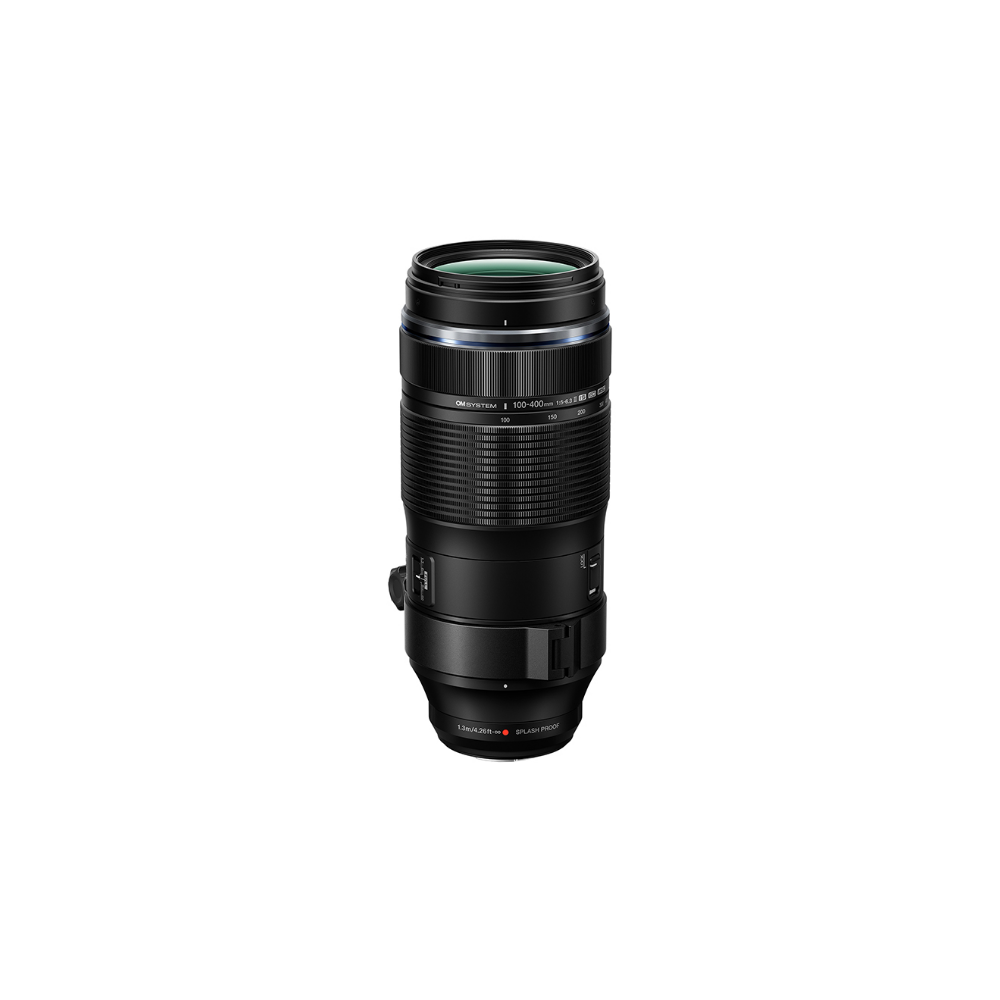 Zwarte cameralens met zilveren ringen en markeringen, op witte achtergrond.