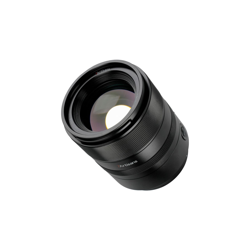 Un obiettivo Artisans nero con ghiere zigrinate e lente visibile.