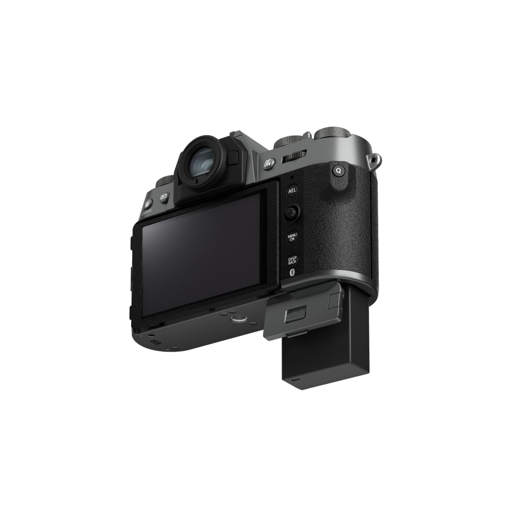 Een grijze en zwarte digitale camera met een uitklapscherm en een bevestigde batterijgrip.