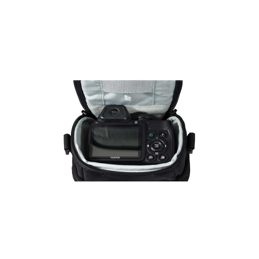 Een zwarte cameratas met een Fujifilm camera erin.