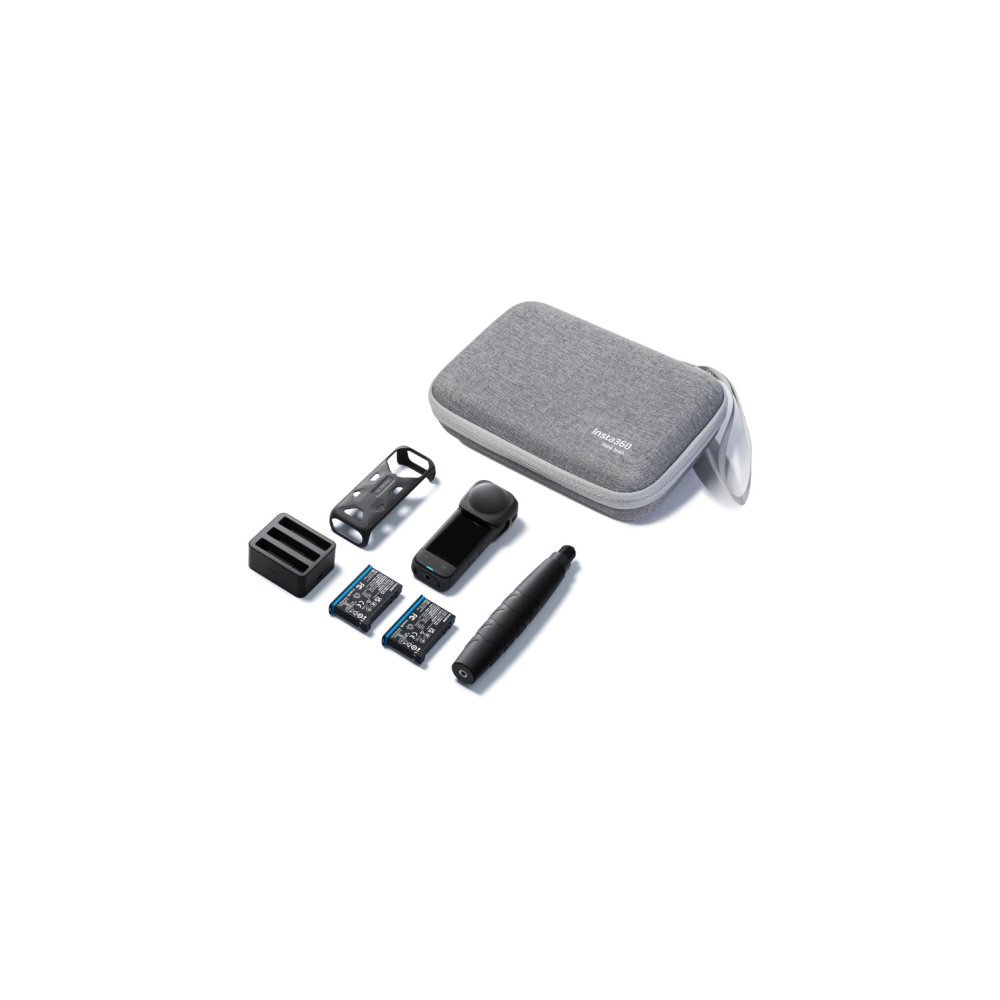 Un kit de accesorios Insta360 con estuche, agarre, base de carga, tarjetas de memoria y bolígrafo.