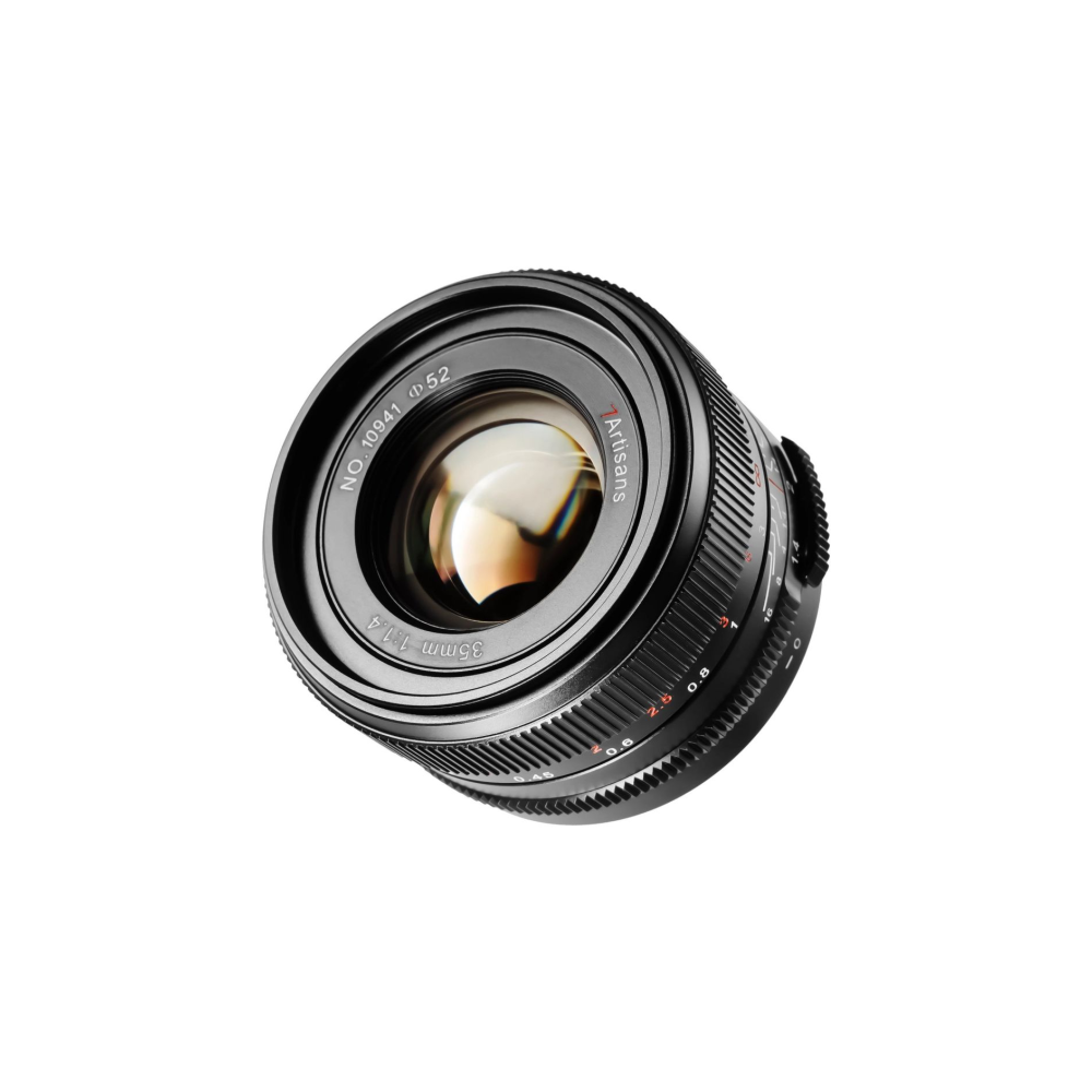 Een zwarte cameralens met f/1.4 diafragma en 35mm brandpuntsafstand.