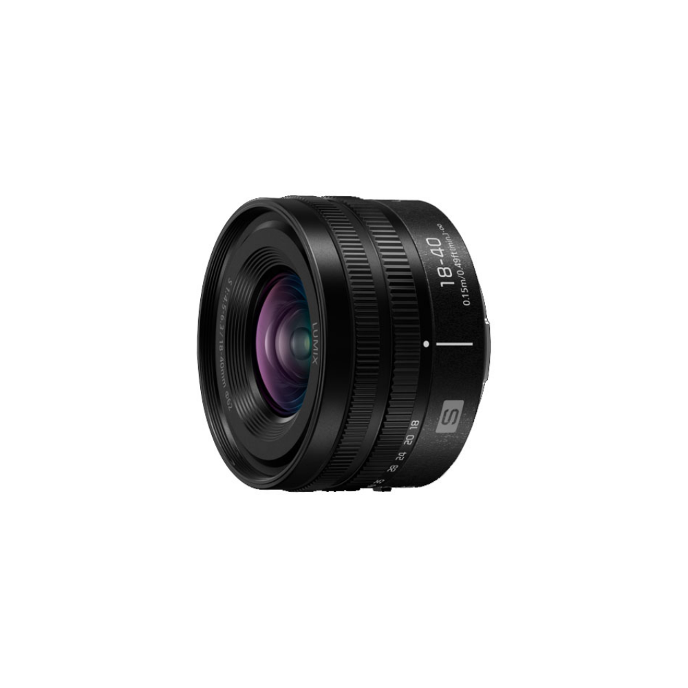Un obiettivo Lumix nero 18-40mm con ghiera di messa a fuoco e marcature diaframma.