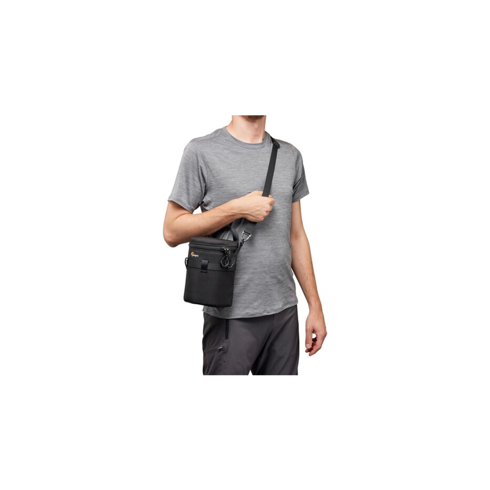 Mann mit schwarzer Umhängetasche, Grau T-Shirt, graue Hose.