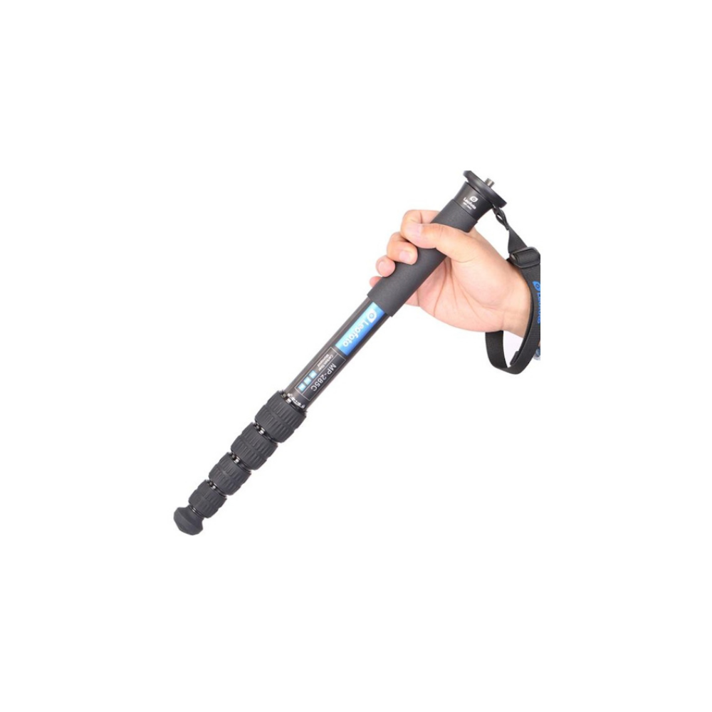Een hand houdt een zwarte monopod met zilveren segmenten en een blauw logo vast.