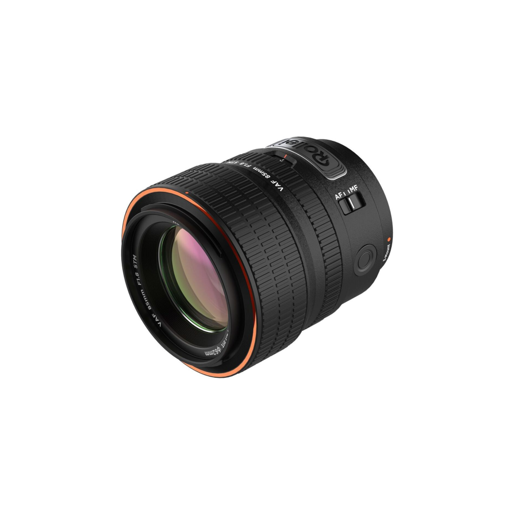 Een zwarte cameralens met een oranje ring en belettering.