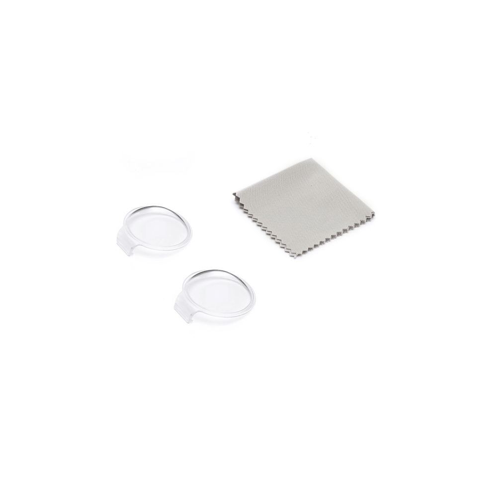 Due copriobiettivo rotondi e trasparenti e un panno in microfibra grigio.
