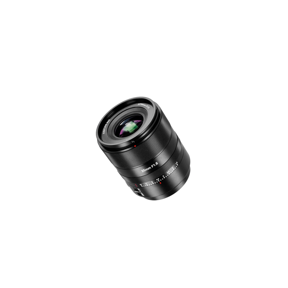 Un obiettivo fotografico nero con la scritta 35mm F1.8.