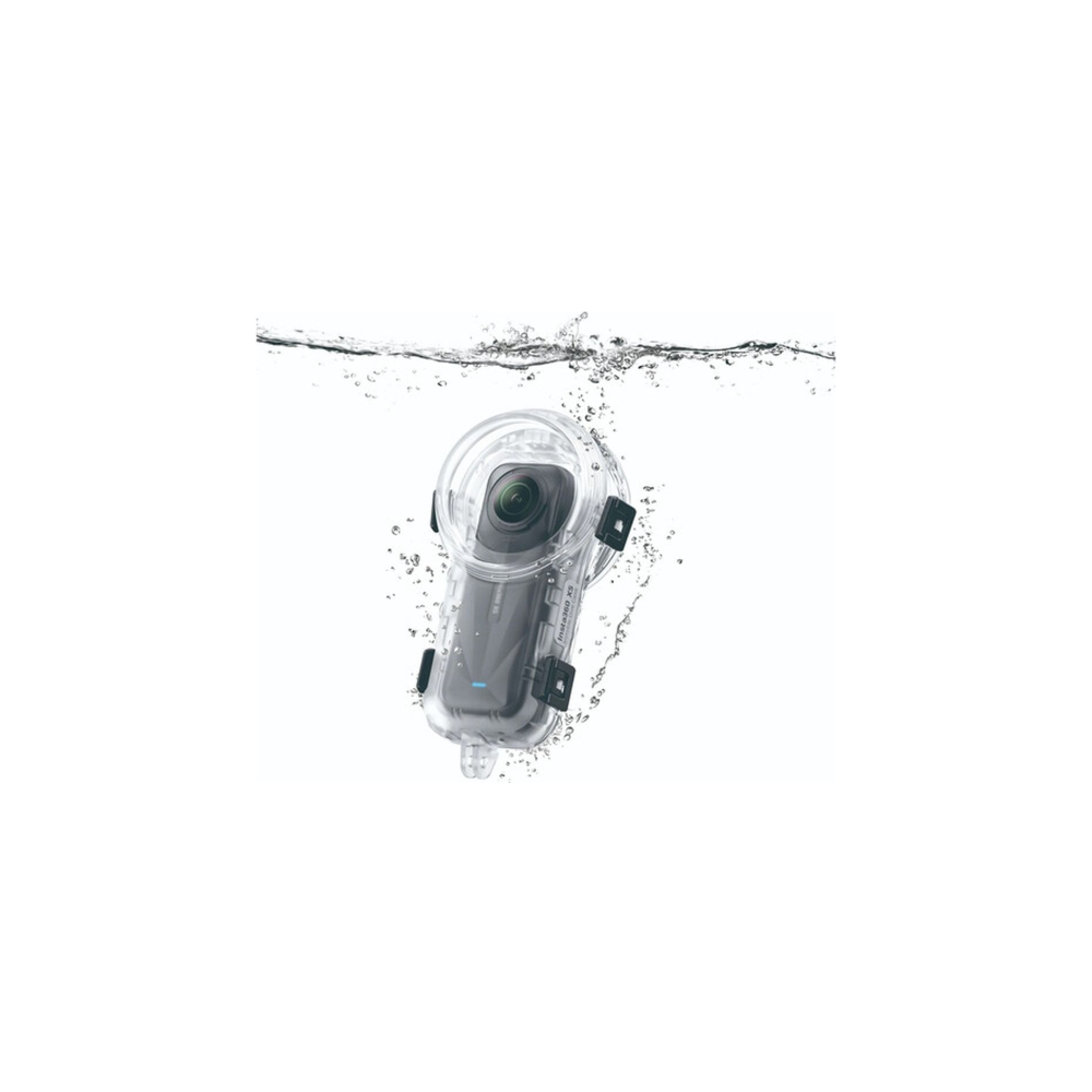Een actiecamera in een waterdichte behuizing wordt ondergedompeld in water.