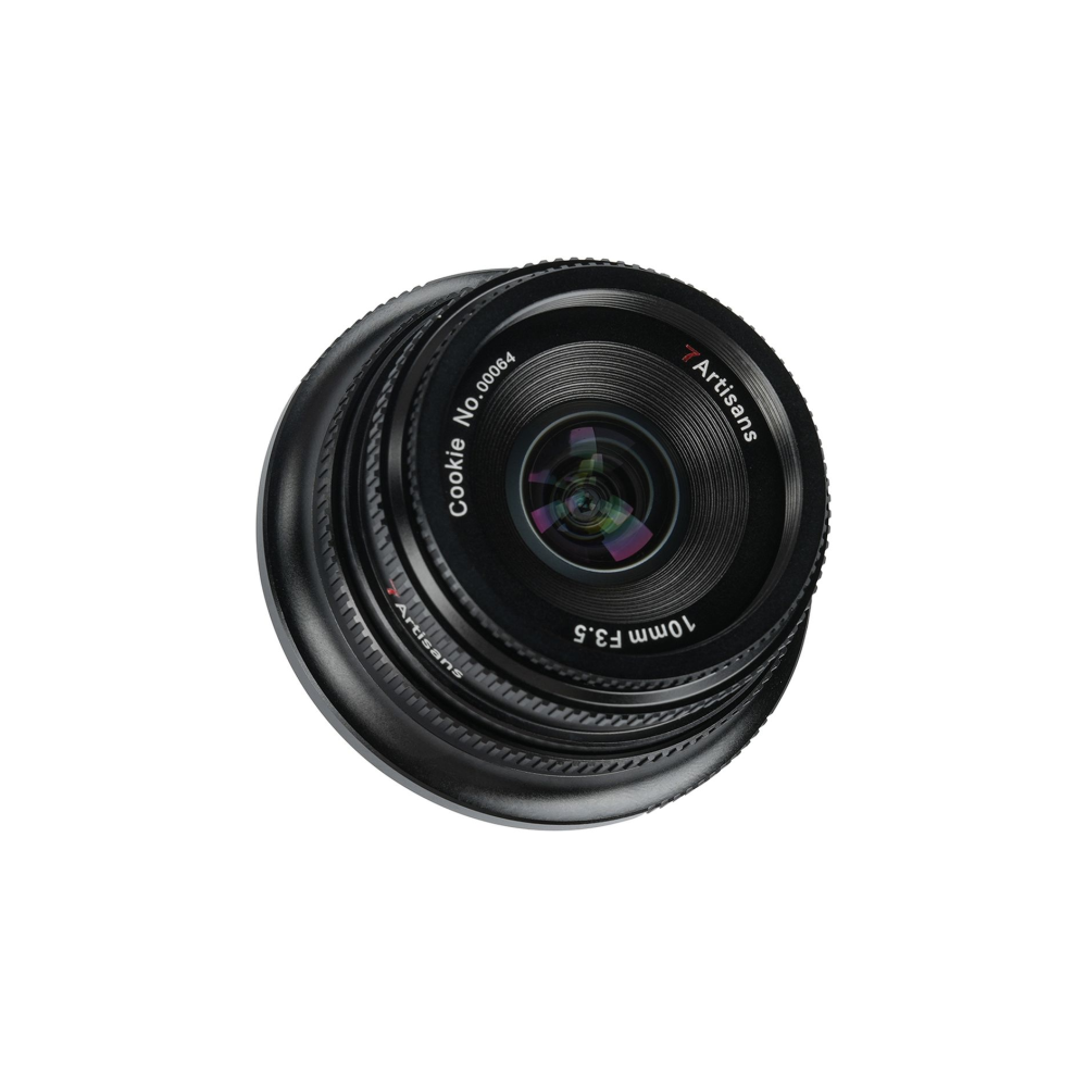 Een zwarte 7Artisans 10mm F3.5 "Cookie" lens met serienummer 00064.