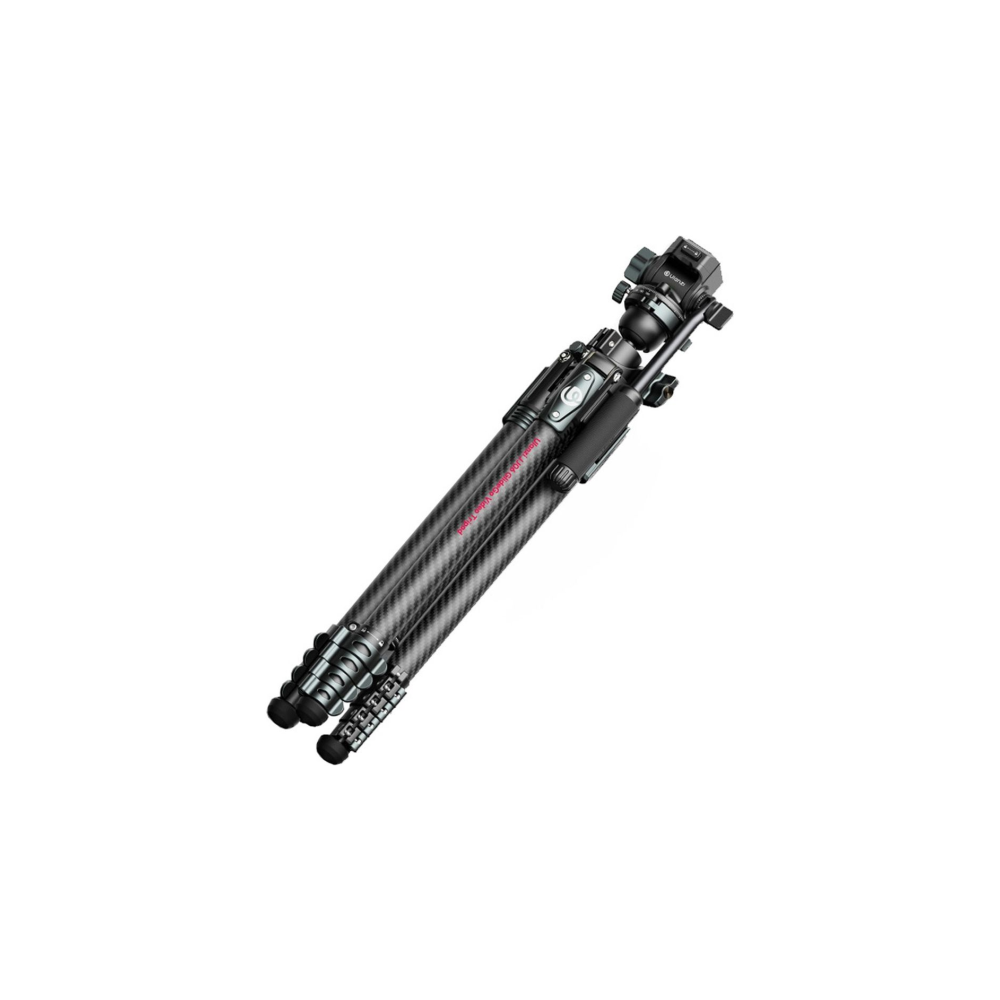 Ein schwarzes Carbon-Stativ mit silbernem Kopf und roten Markierungen.
