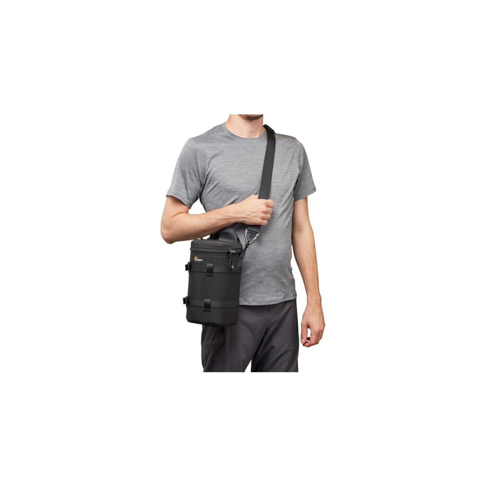 Mann trägt schwarze Tasche über der Schulter, mit Laptop-Fach.