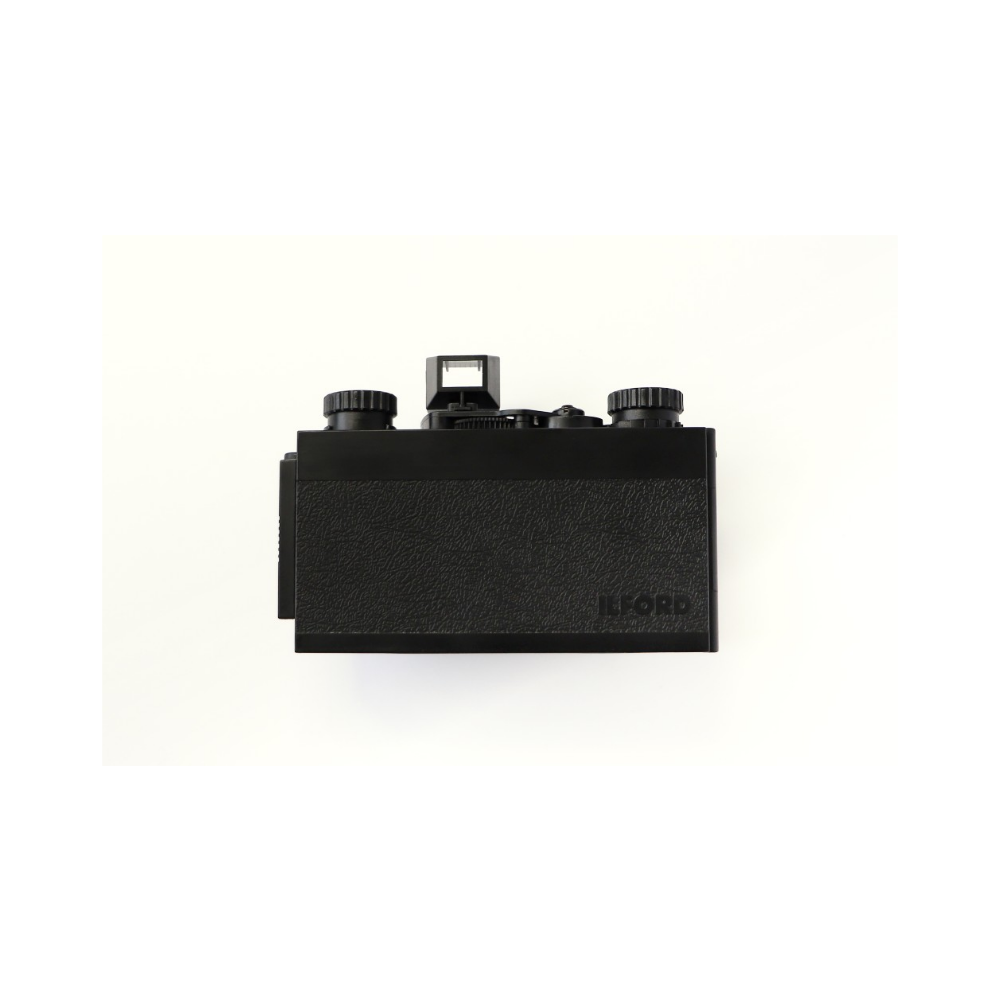 Een zwarte Ilford camera met flitsschoen en twee draaiknoppen.
