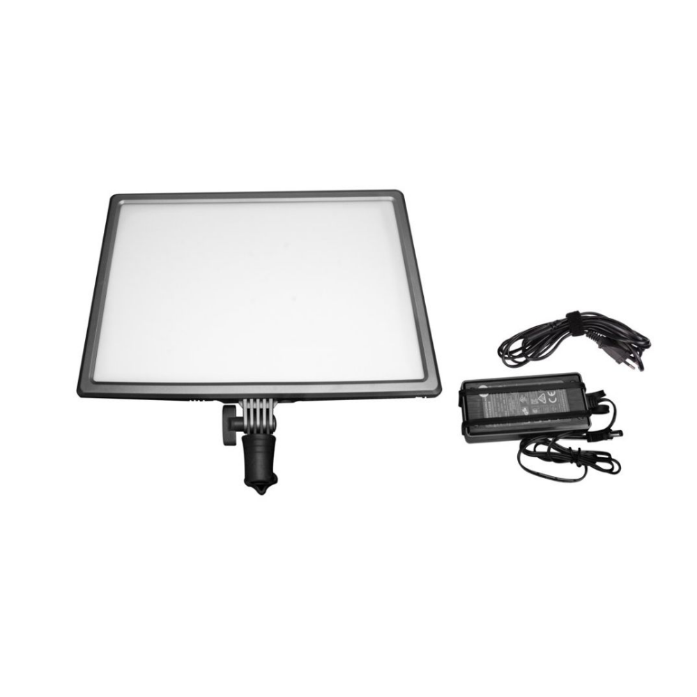 Een rechthoekig LED-paneel met een stroomadapter en kabels op een witte achtergrond.