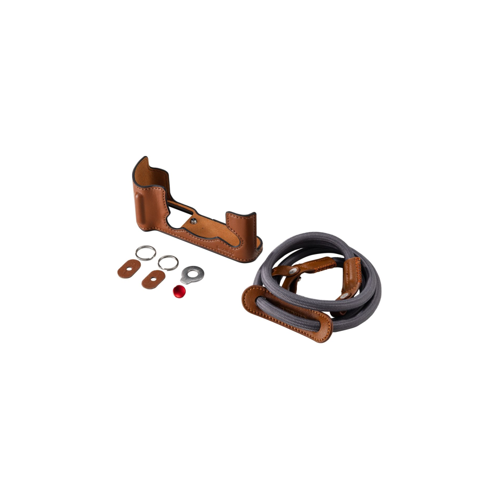 Étui en cuir marron, corde grise et accessoires sur fond blanc.