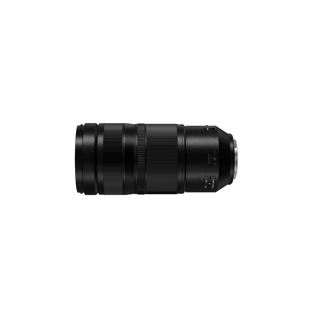 Een zwarte cameralens met zoom- en scherpstelringen op een witte achtergrond.