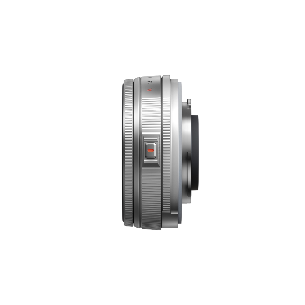 Lato obiettivo fotocamera argento con anelli e pulsante rosso.