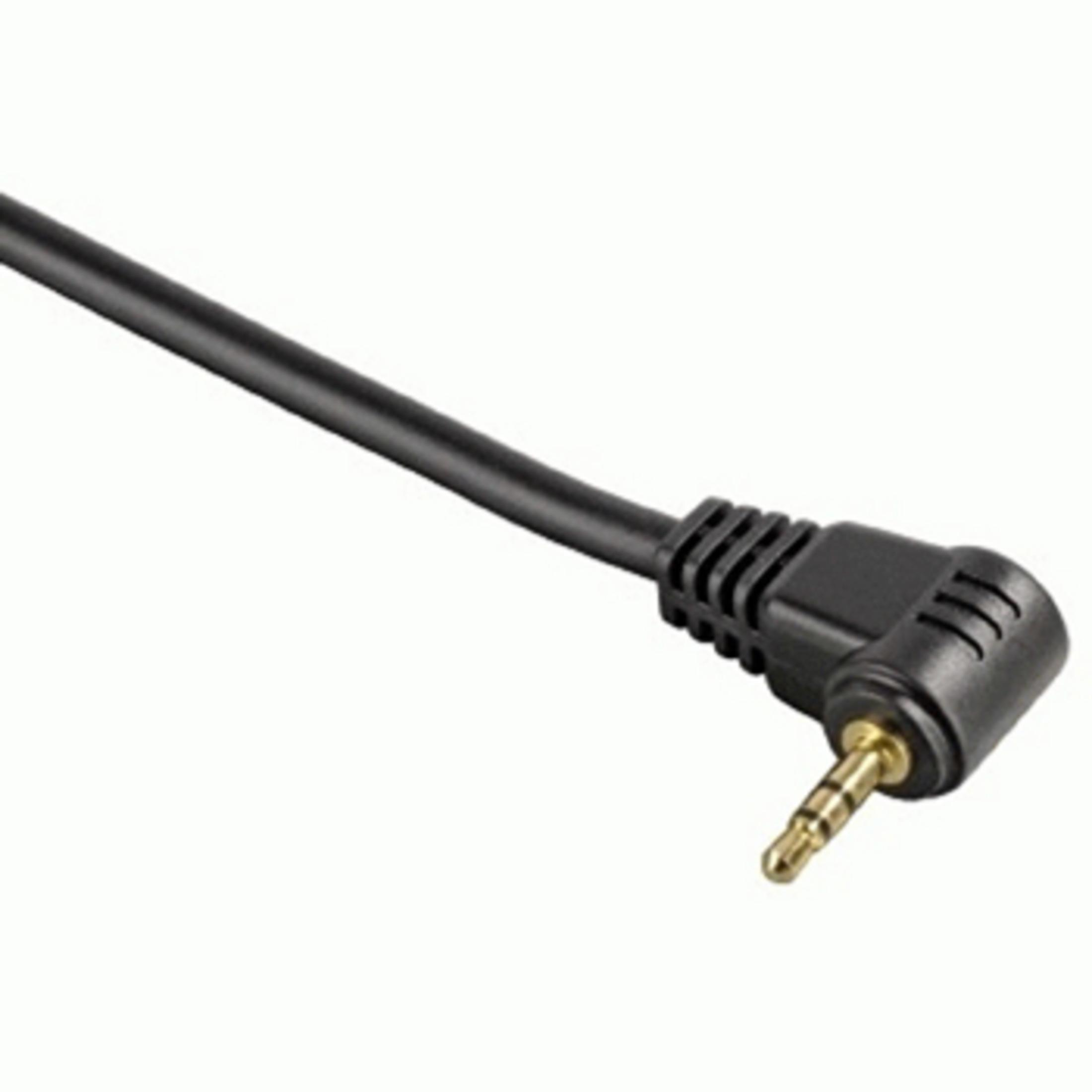 Ein schwarzes Kabel mit einem abgewinkelten 3,5-mm-Klinkenstecker. Weißer Hintergrund.