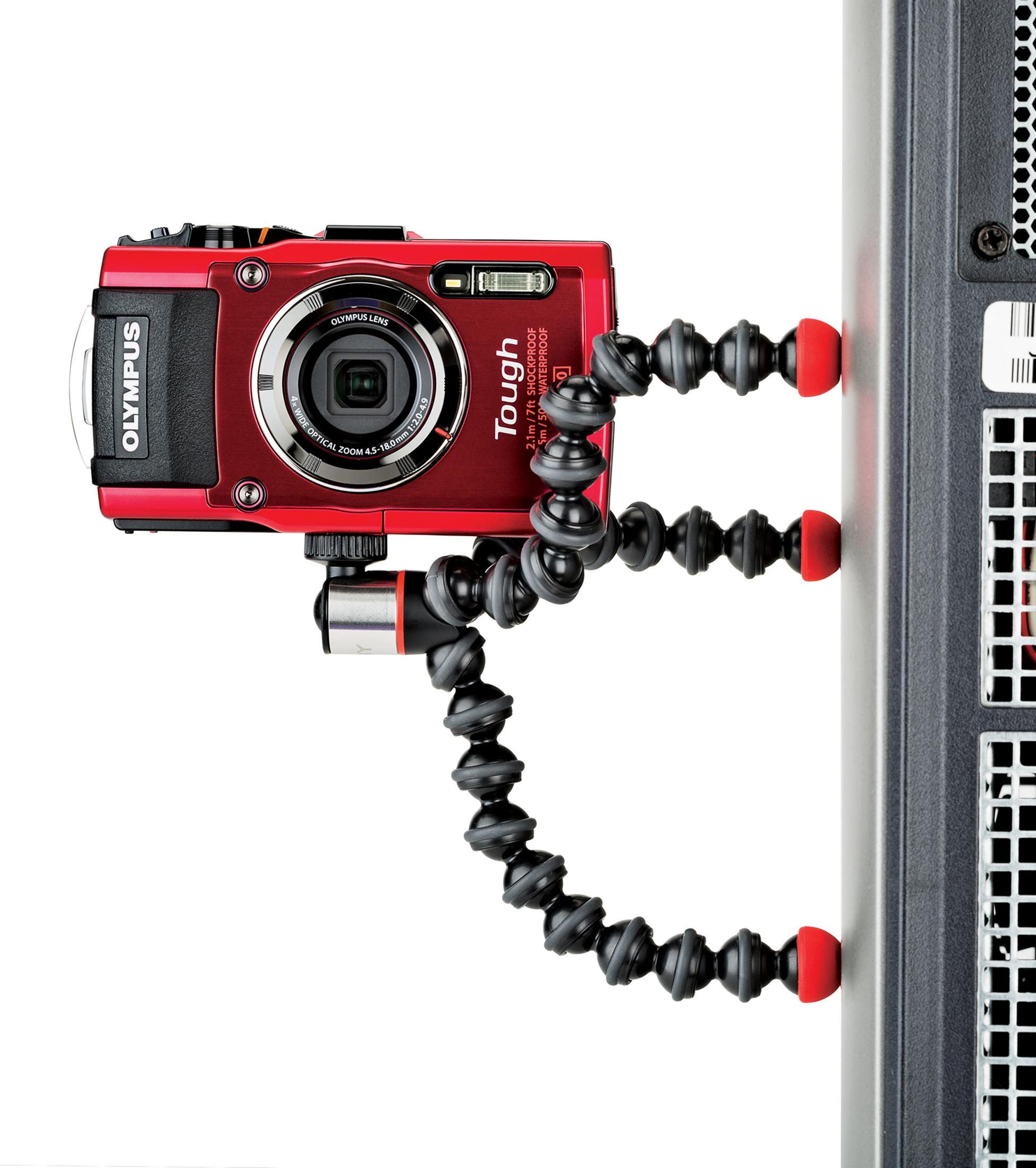 Eine rote Olympus Tough Kamera ist auf einem flexiblen Stativ an einem Computerturm befestigt.