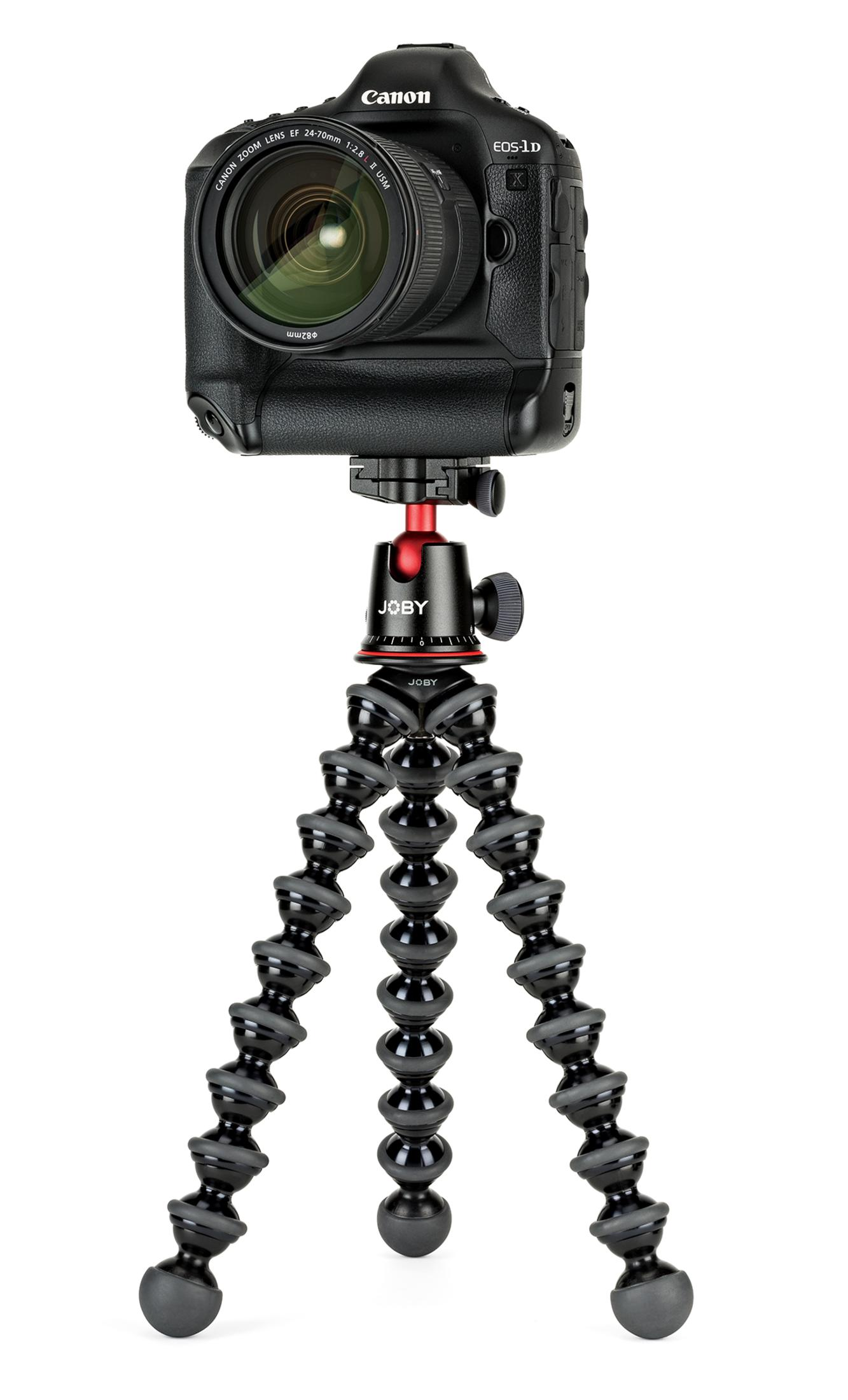 Una fotocamera Canon EOS-1D nera con obiettivo Canon 24-70mm su un treppiede Joby nero.