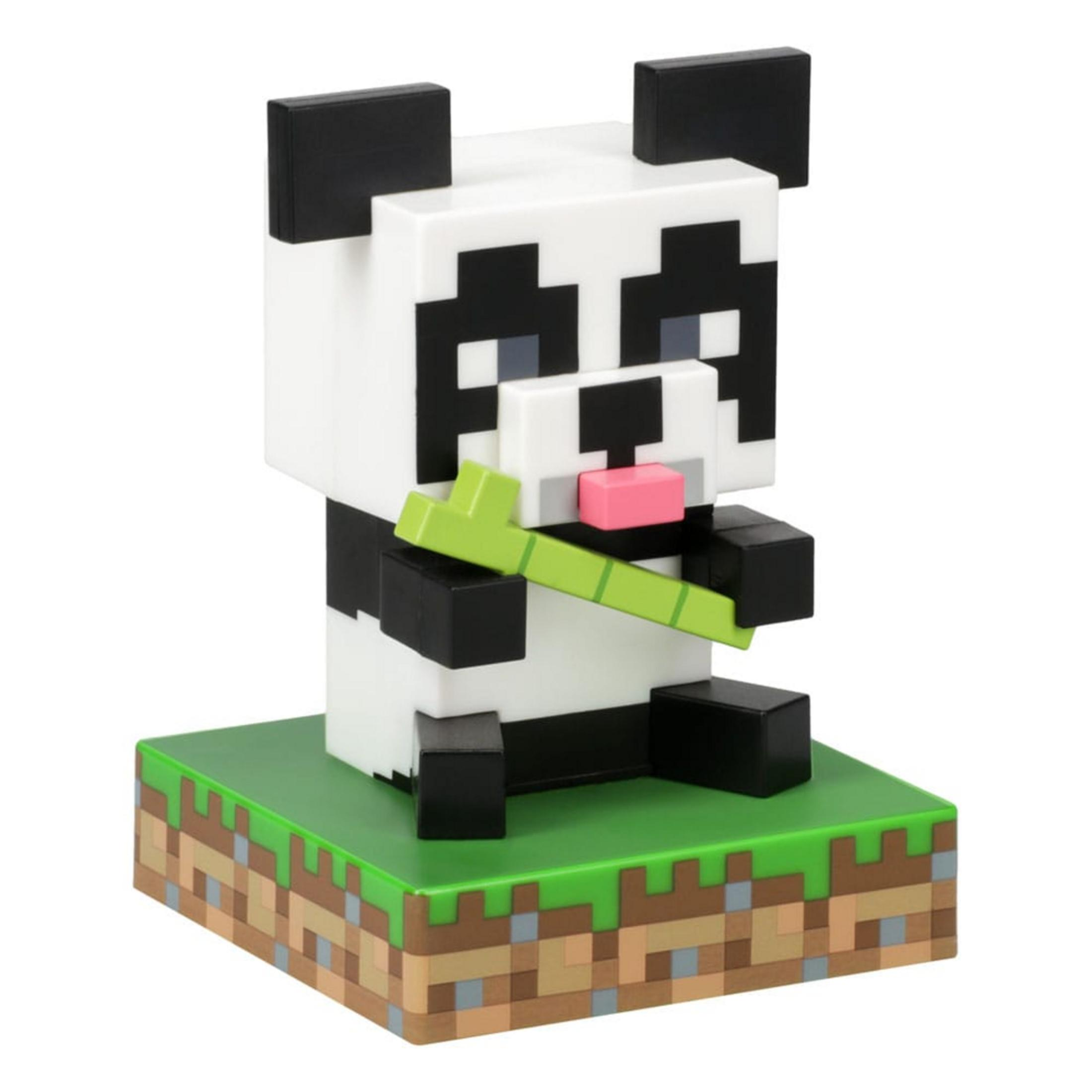  Pikselowy panda z Minecraft trzymający bambus na trawiasto-ziemnym bloku.