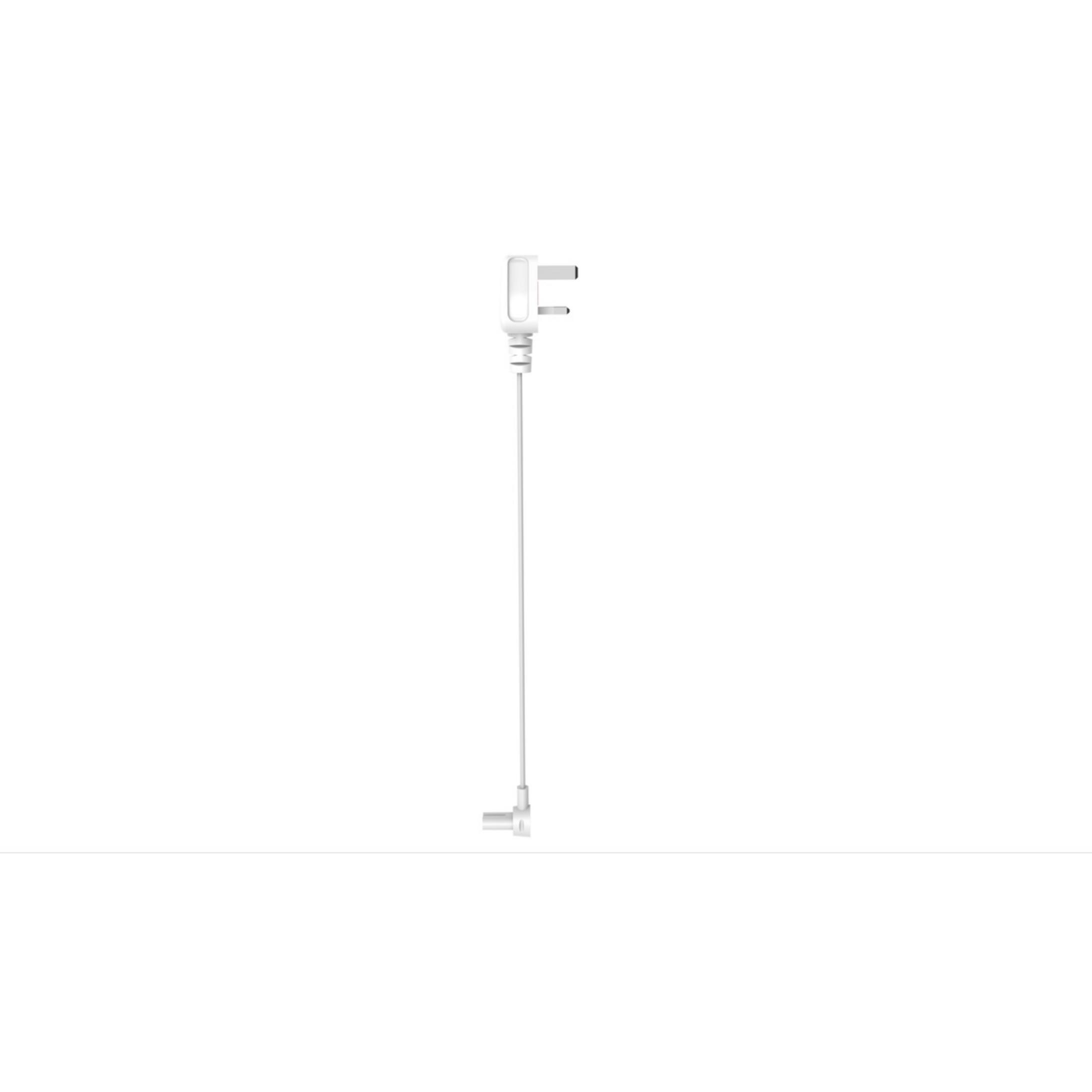 Ein weißes Kabel mit einem UK-Stecker und einem abgewinkelten Stecker am anderen Ende.