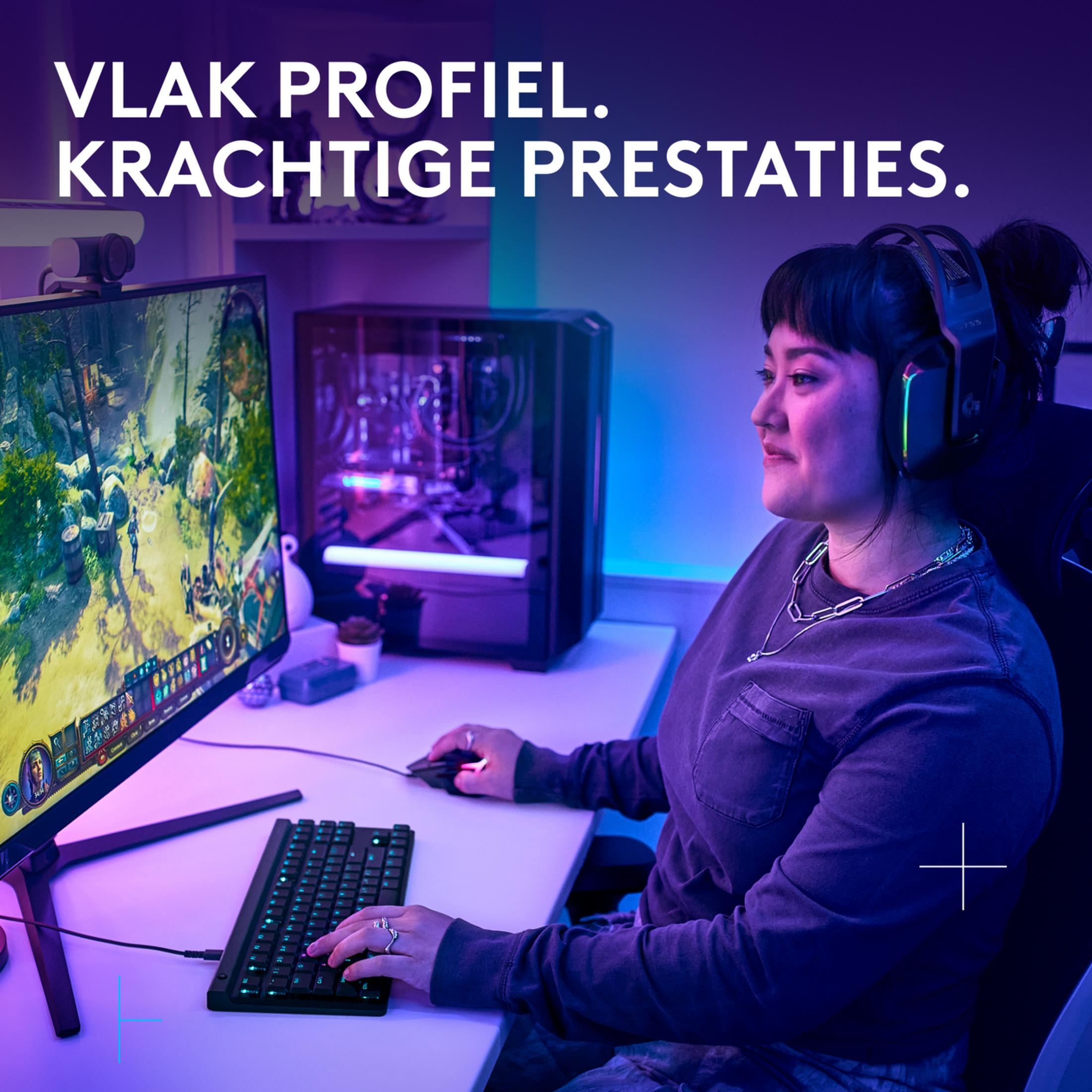 Una donna con cuffie gioca al PC. Lo schermo mostra un gioco.
