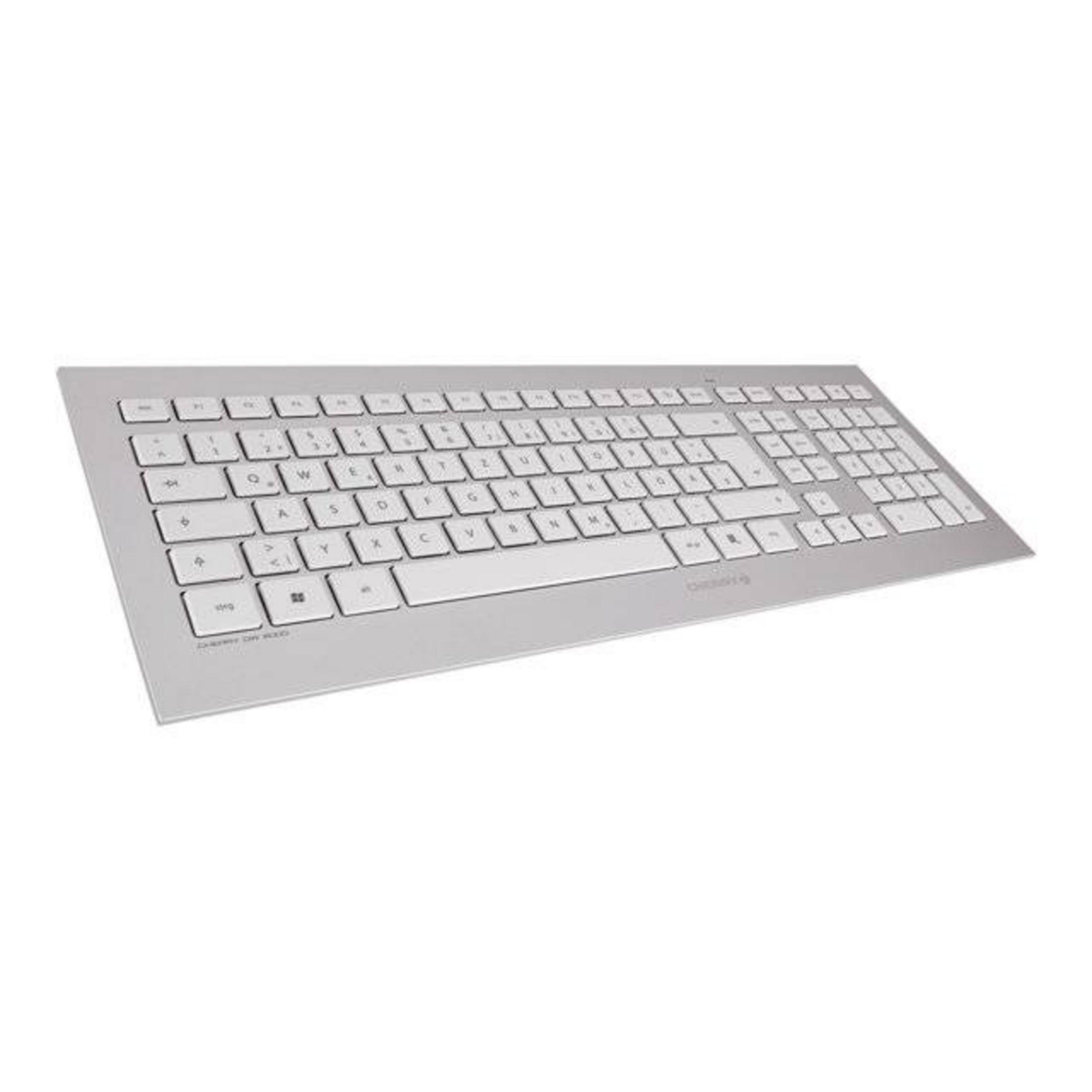 Una tastiera per computer argentata e sottile con tasti bianchi è mostrata su sfondo bianco.