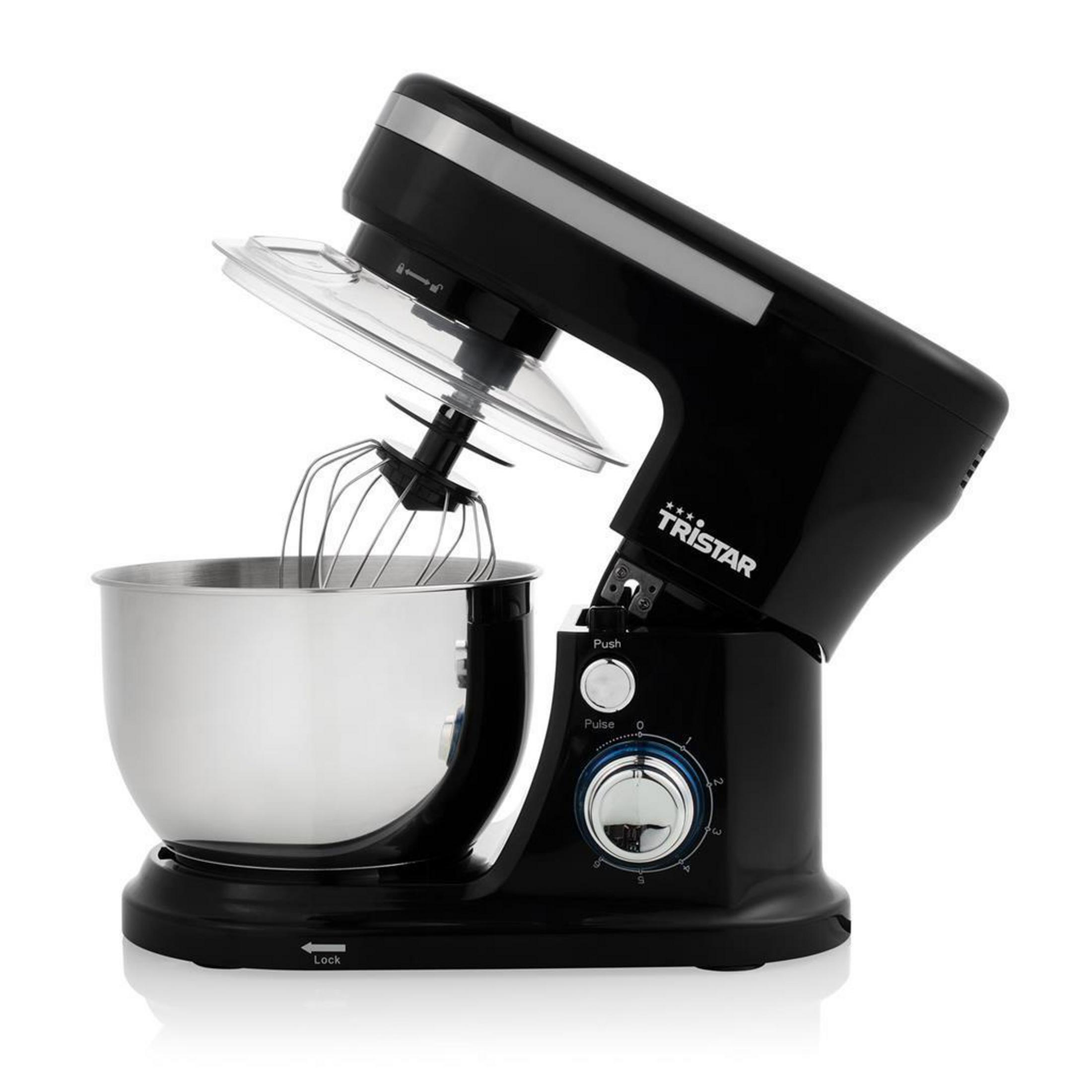 Schwarzer Küchenmixer mit Edelstahlschüssel und Schneebesen-Aufsatz.