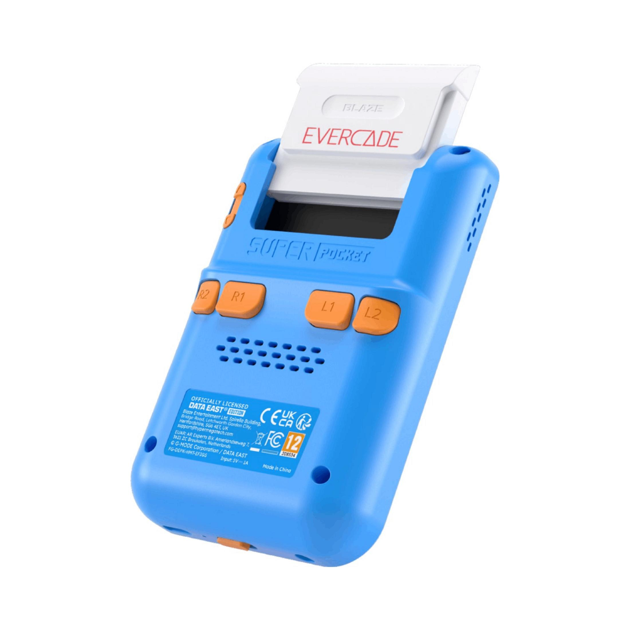 Dispositivo de videojuegos portátil azul con cartucho Evercade. Botones: R1, R2, L1, L2.