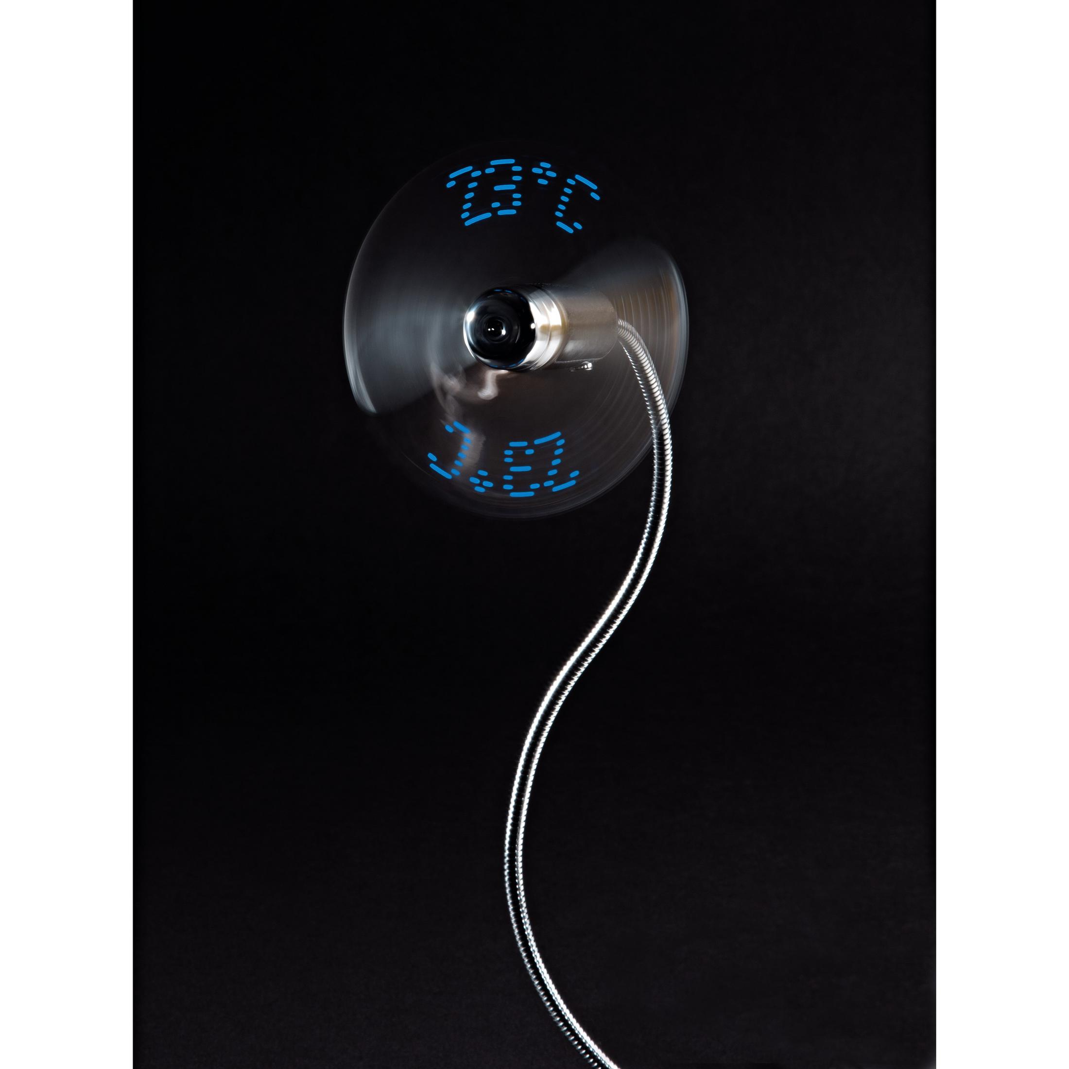 Ein laufender Ventilator mit blauen LED-Anzeigen für 23 Grad.
