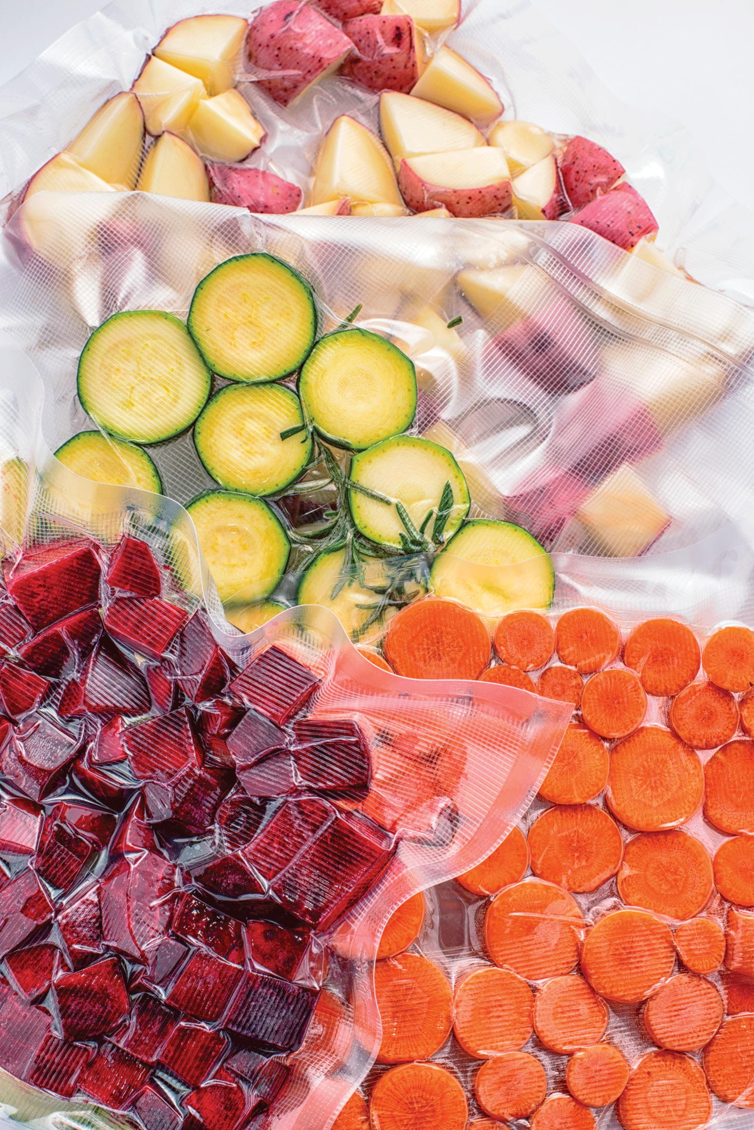 Vakuumverpacktes Gemüse: Kartoffelstücke, Zucchinischeiben, Rote Bete und Karotten.