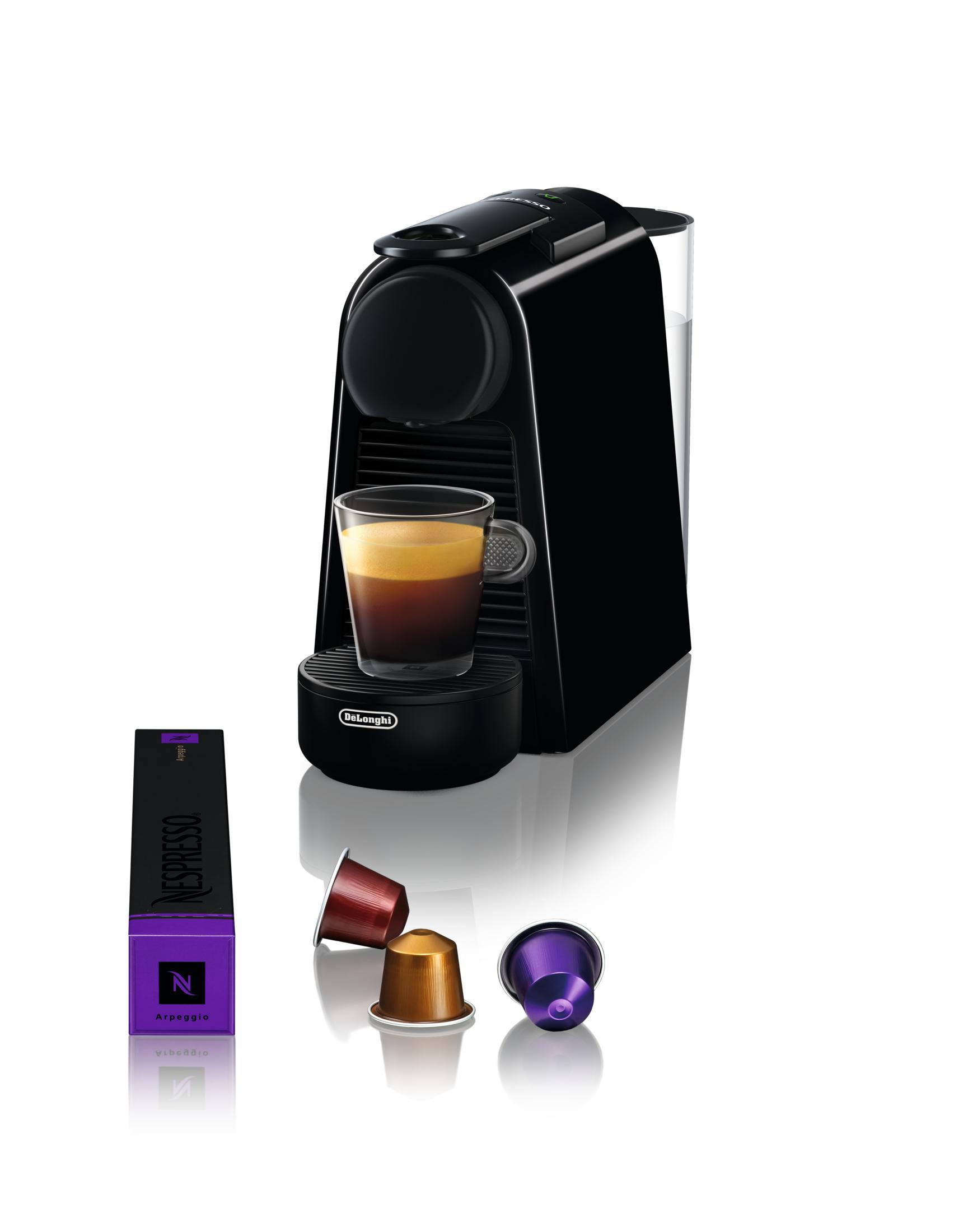 Schwarze Nespresso-Maschine mit einer Tasse Kaffee und drei Kaffeekapseln.