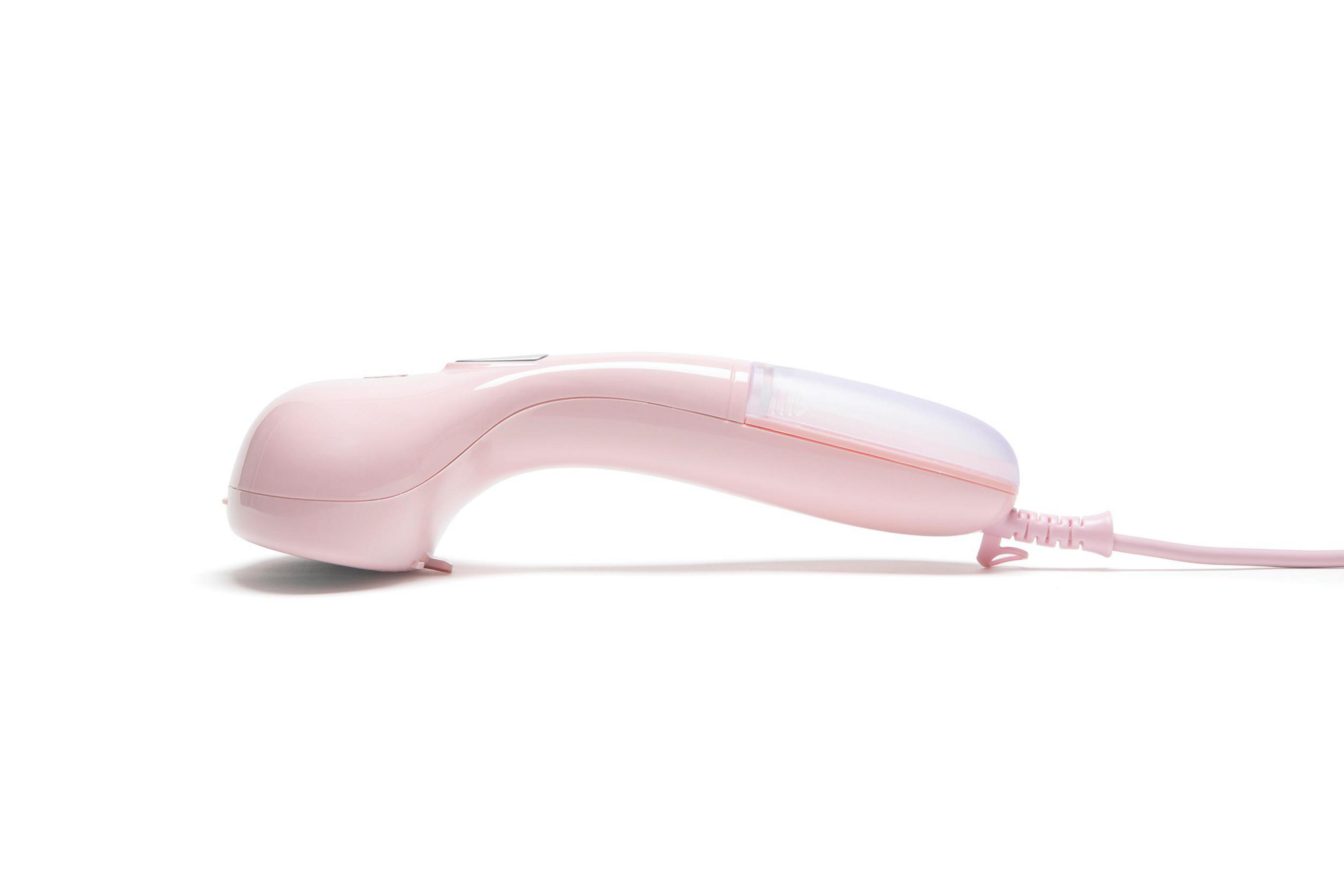 Ein rosafarbener Handdampfer mit transparentem Wassertank und Kabel.