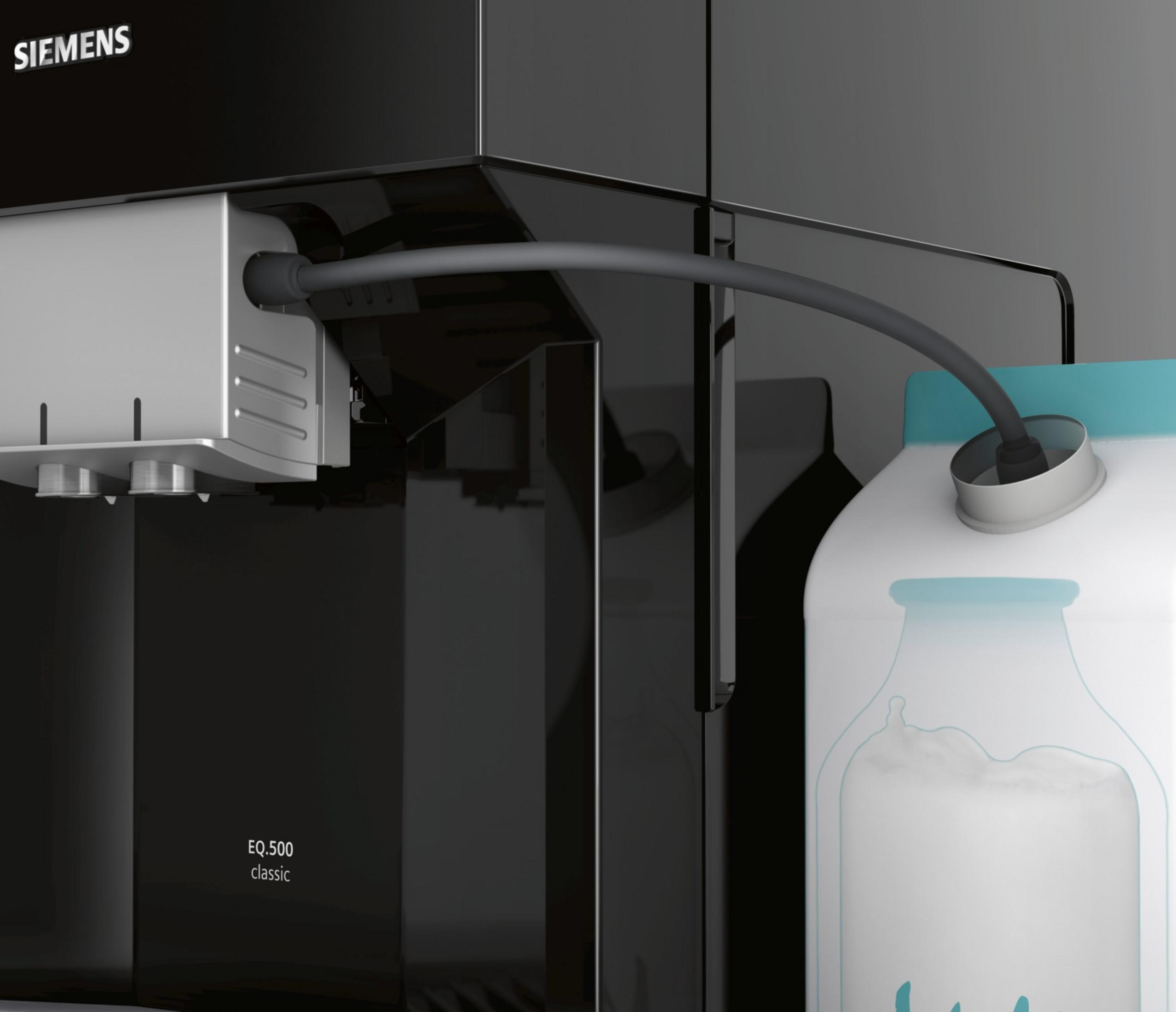 Un tuyau relie une machine à café à un récipient de lait.
