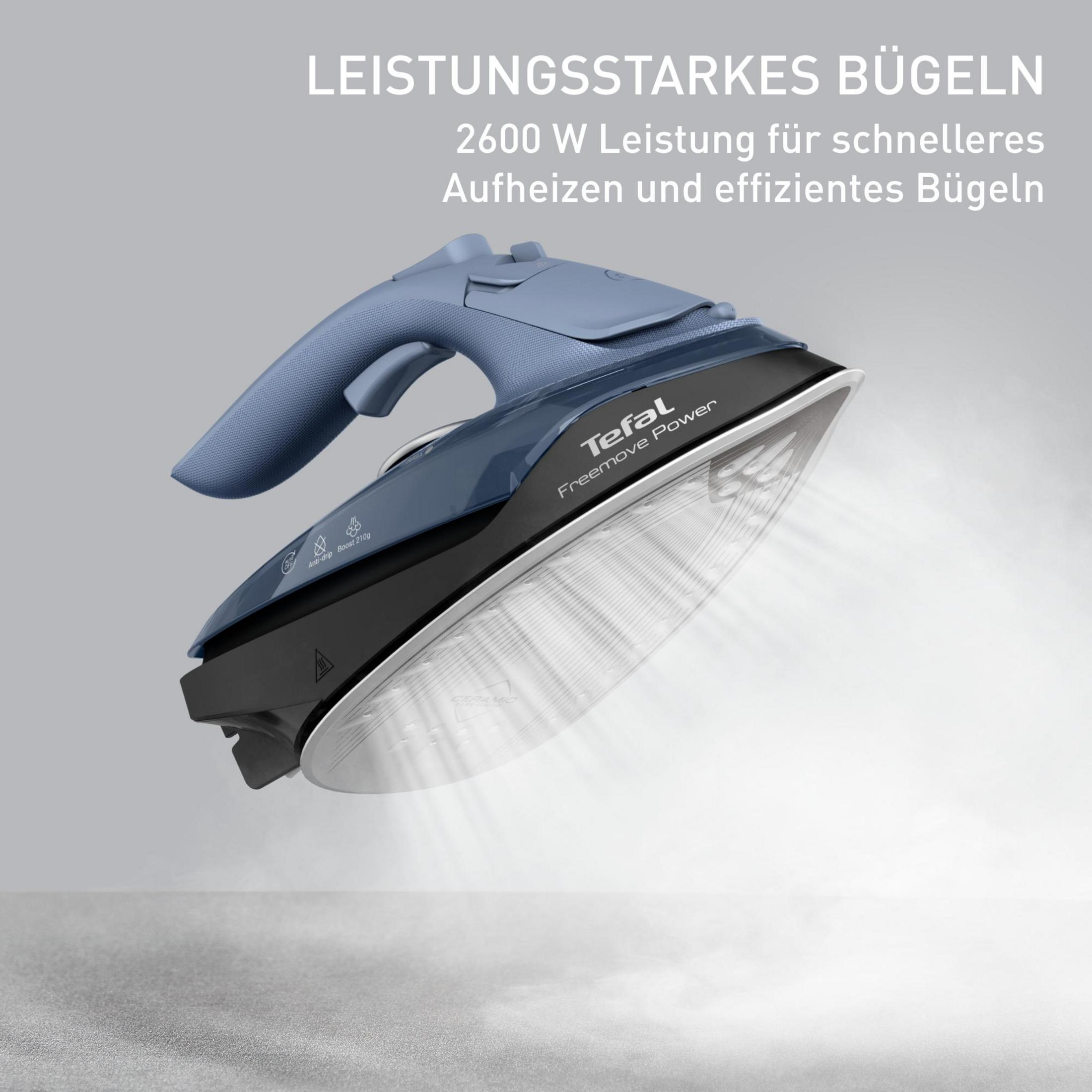 Ein blauer Tefal Dampfbügeleisen mit 2600W Leistung sprüht Dampf auf einem grauen Hintergrund.