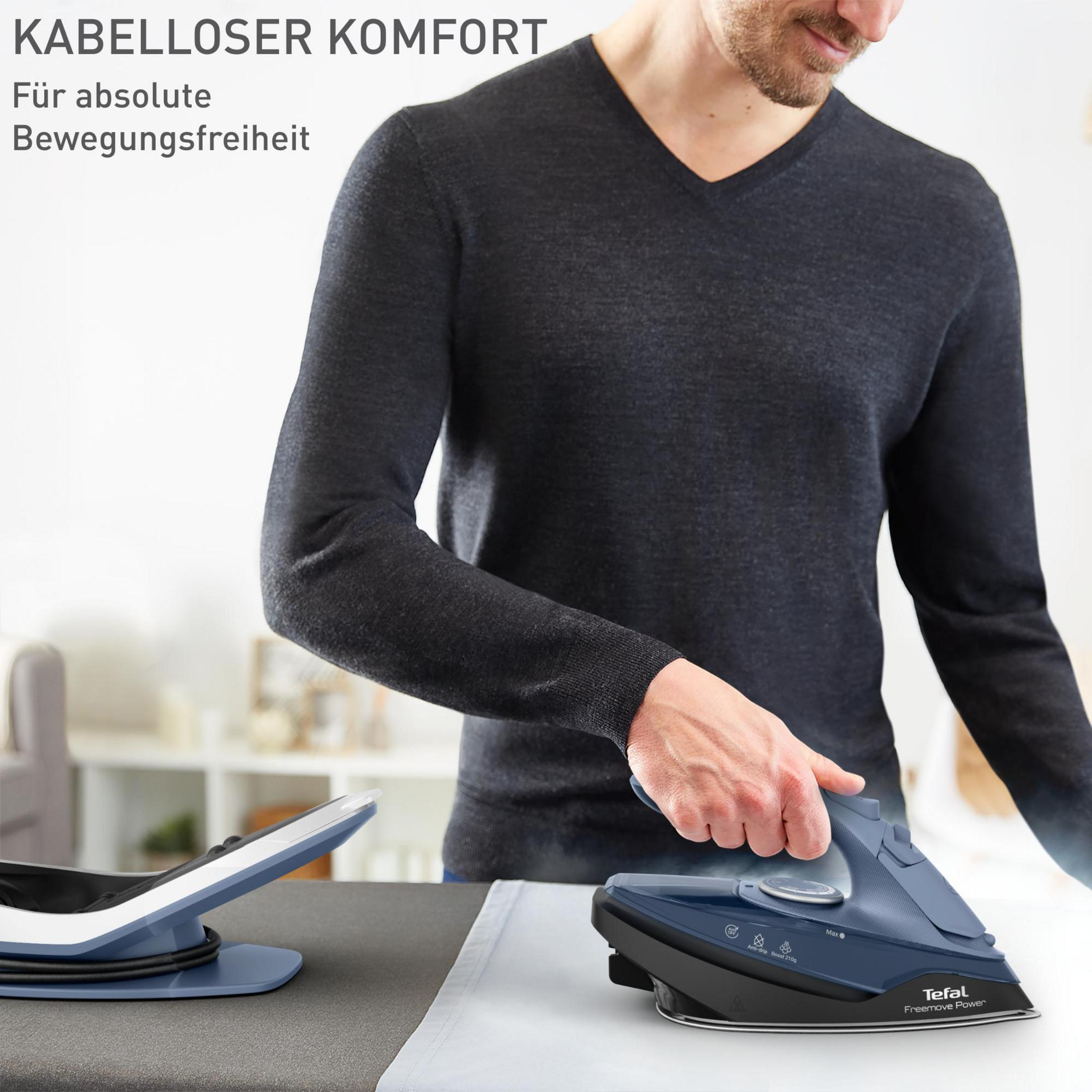 Mann bügelt mit kabellosem Tefal Bügeleisen auf einem Bügelbrett. Weiße Wäsche.