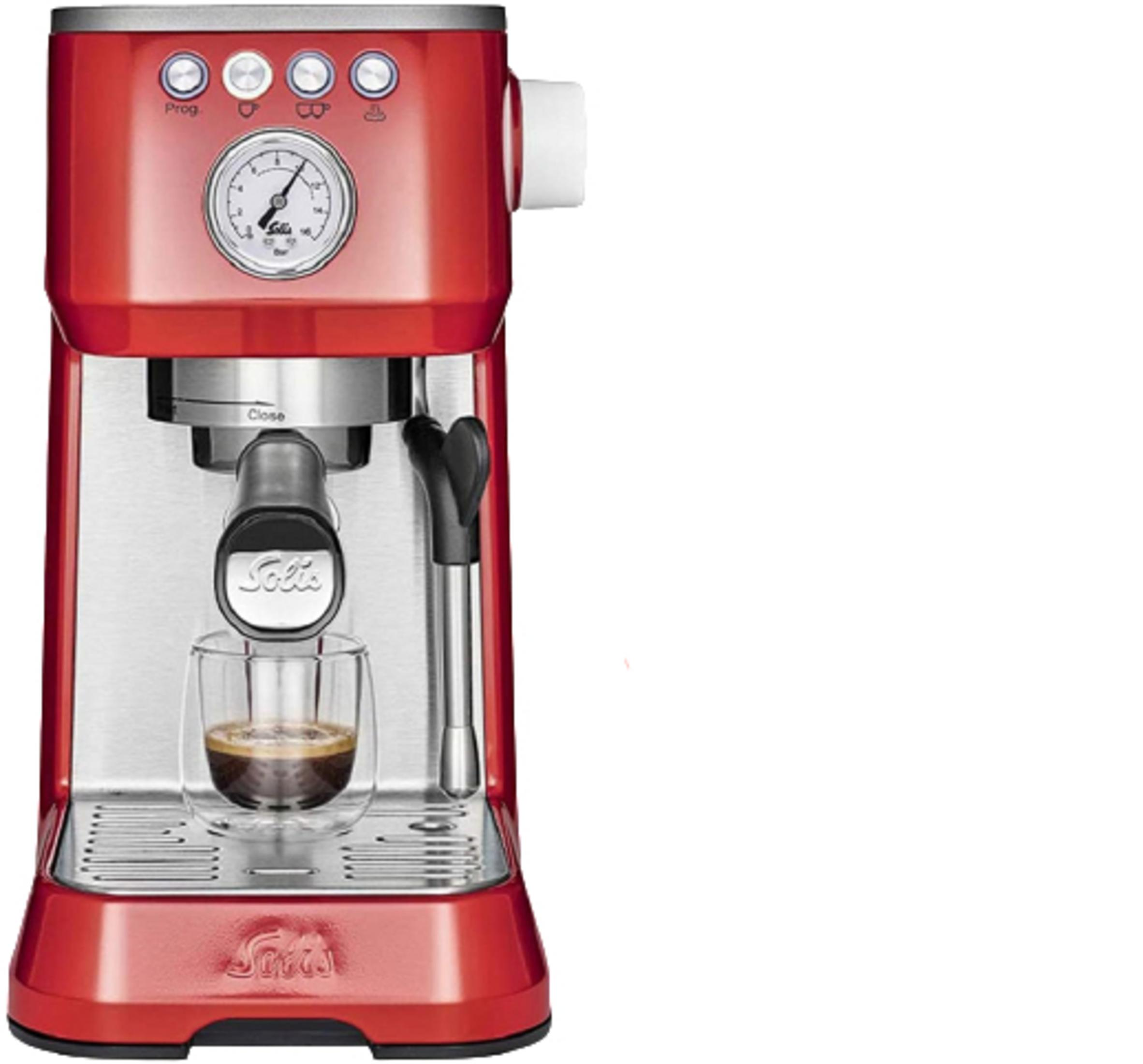 Rote Espressomaschine mit Glas und Kaffee, daneben ein Dampfstab und ein Manometer.
