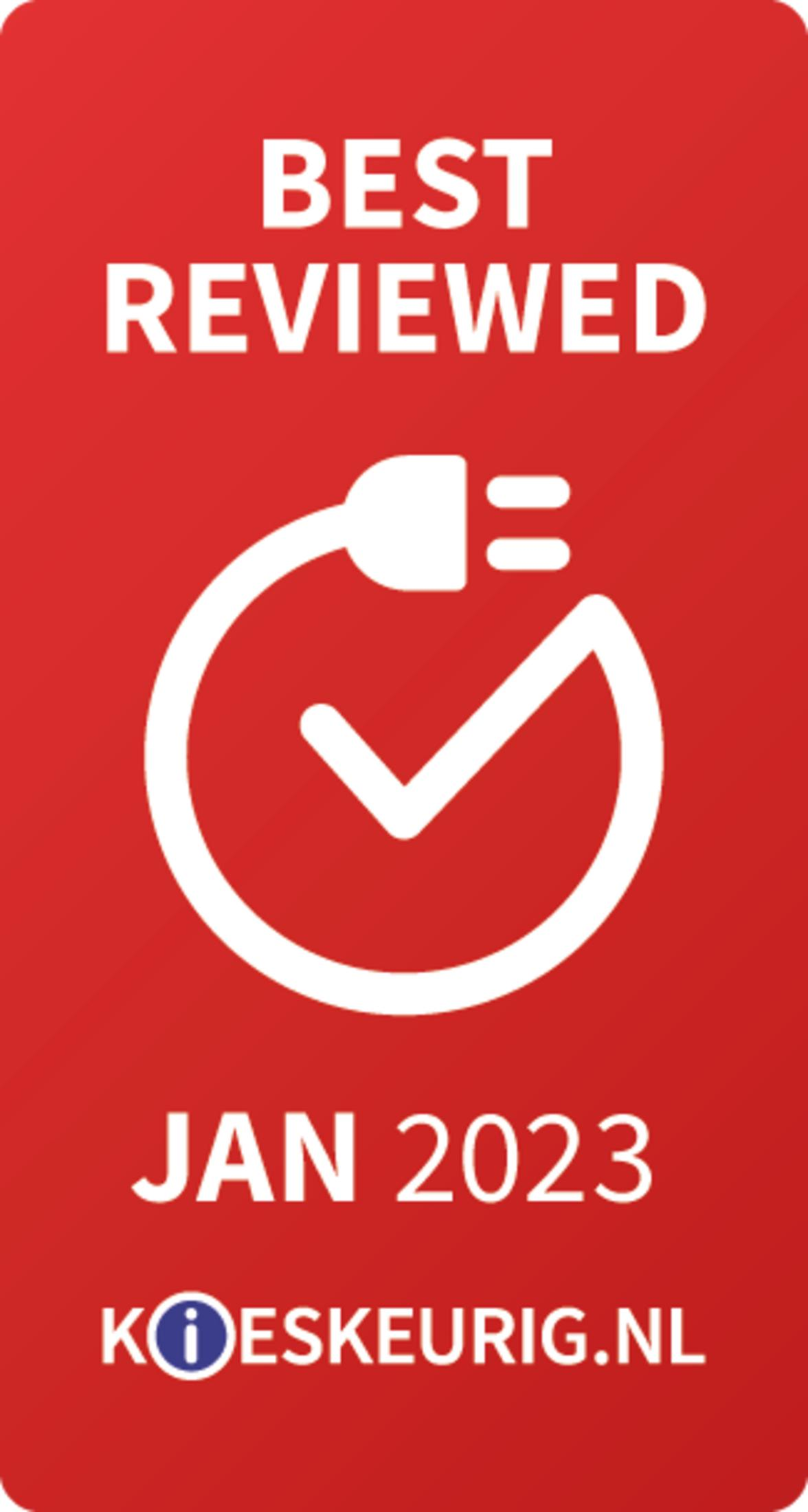 Rotes Abzeichen mit „BEST REVIEWED JAN 2023“ und einem weißen Symbol eines Steckers in einem Häkchenkreis.