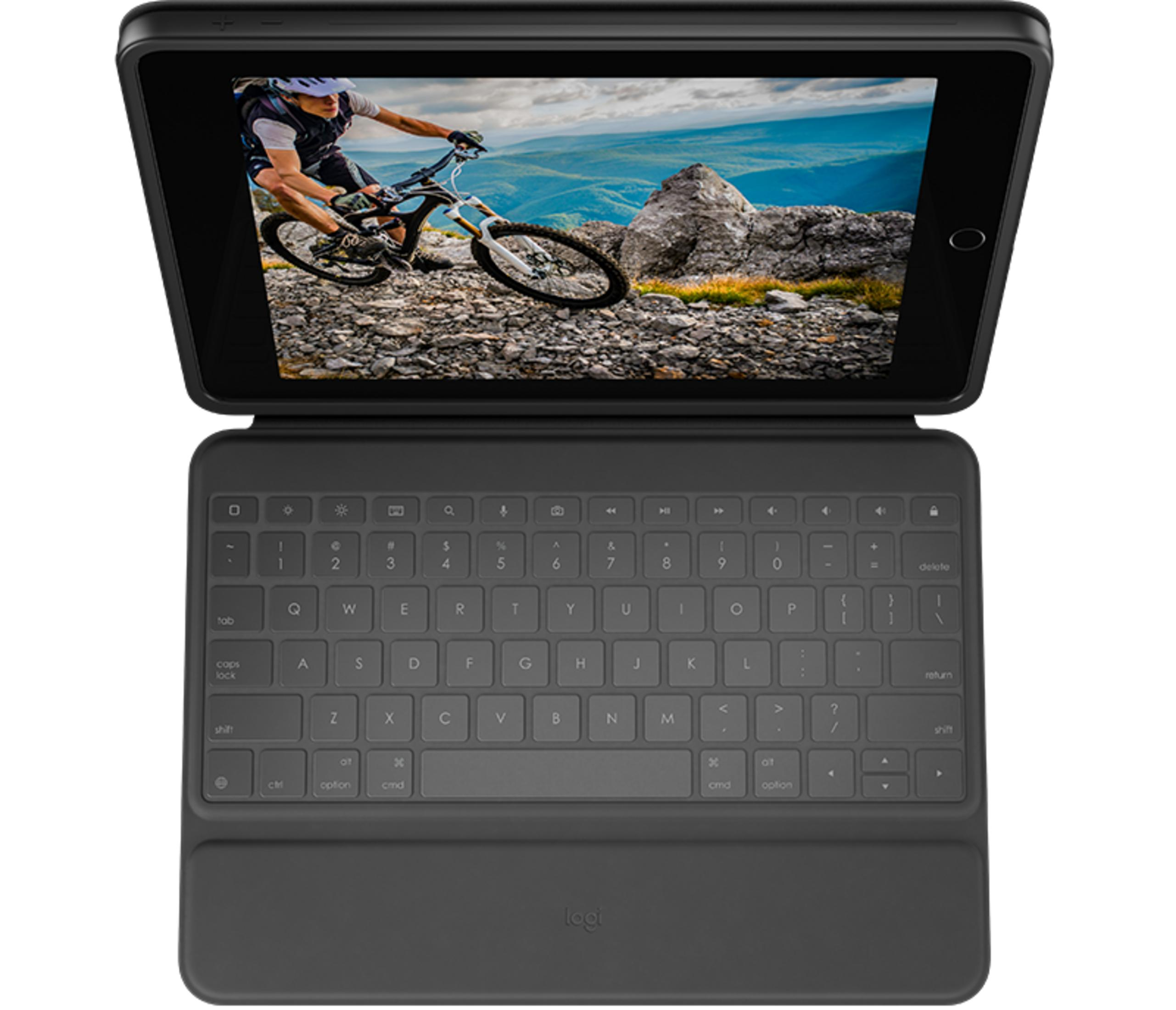Ein Tablet mit Tastaturhülle zeigt einen Mountainbiker auf einem felsigen Pfad.