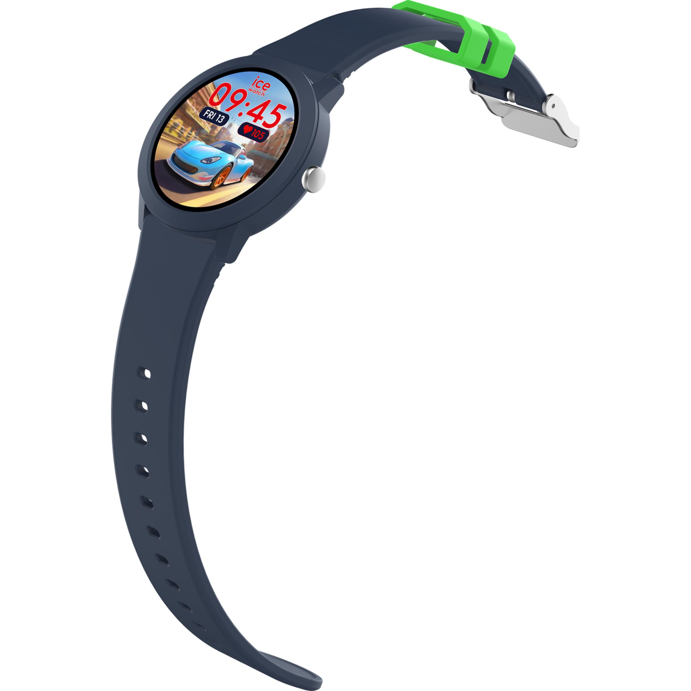 Dunkelblaue Smartwatch mit grünem Clip und Rennwagen-Zifferblatt.